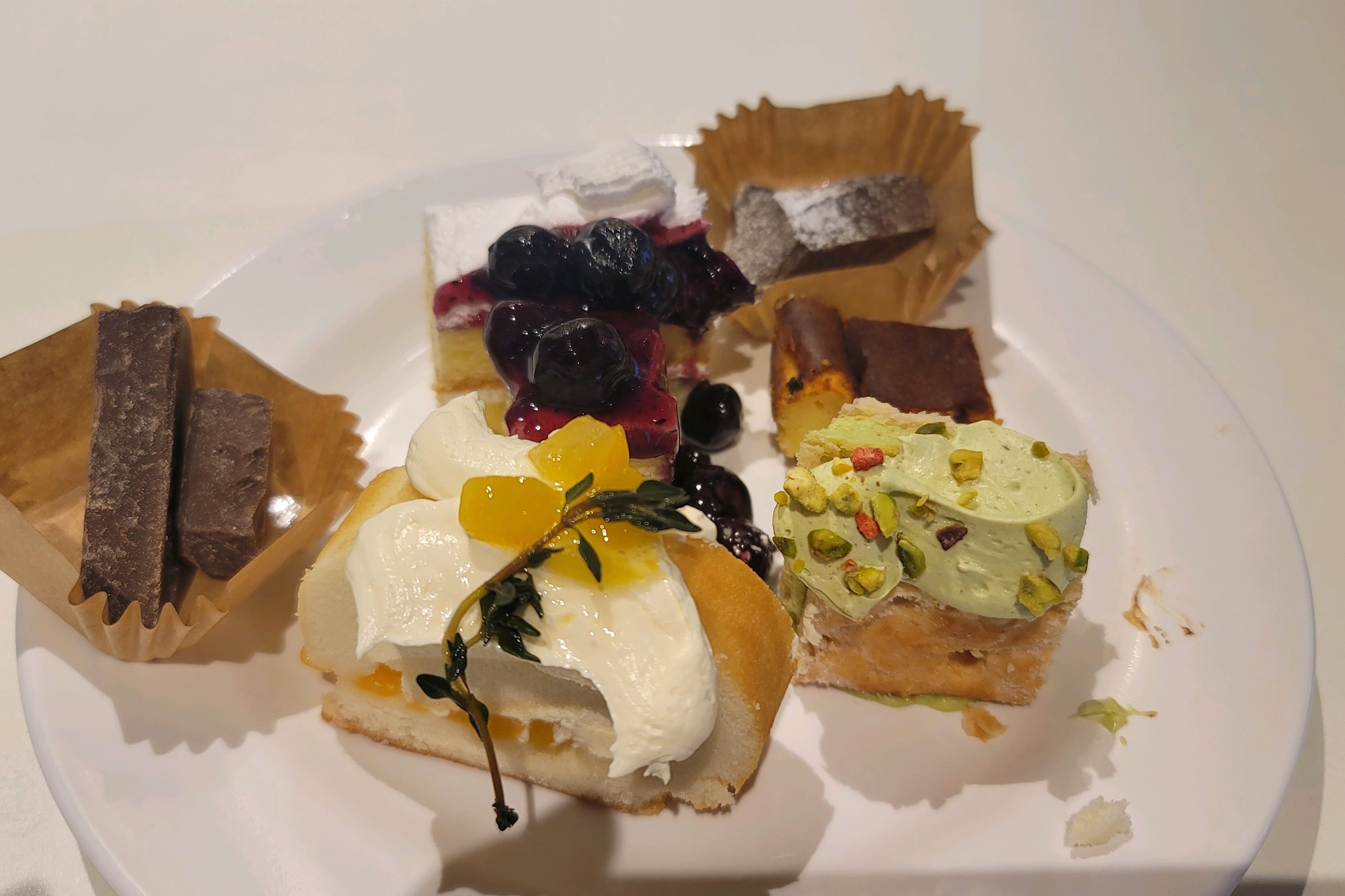 전망 뷰가 좋은 곳은 미리 예약이 필요하나 워낙 매장이 넓고 트여있어 좋았어요. - 신촌 맛집 애슐리퀸즈 현대유플렉스 신촌점