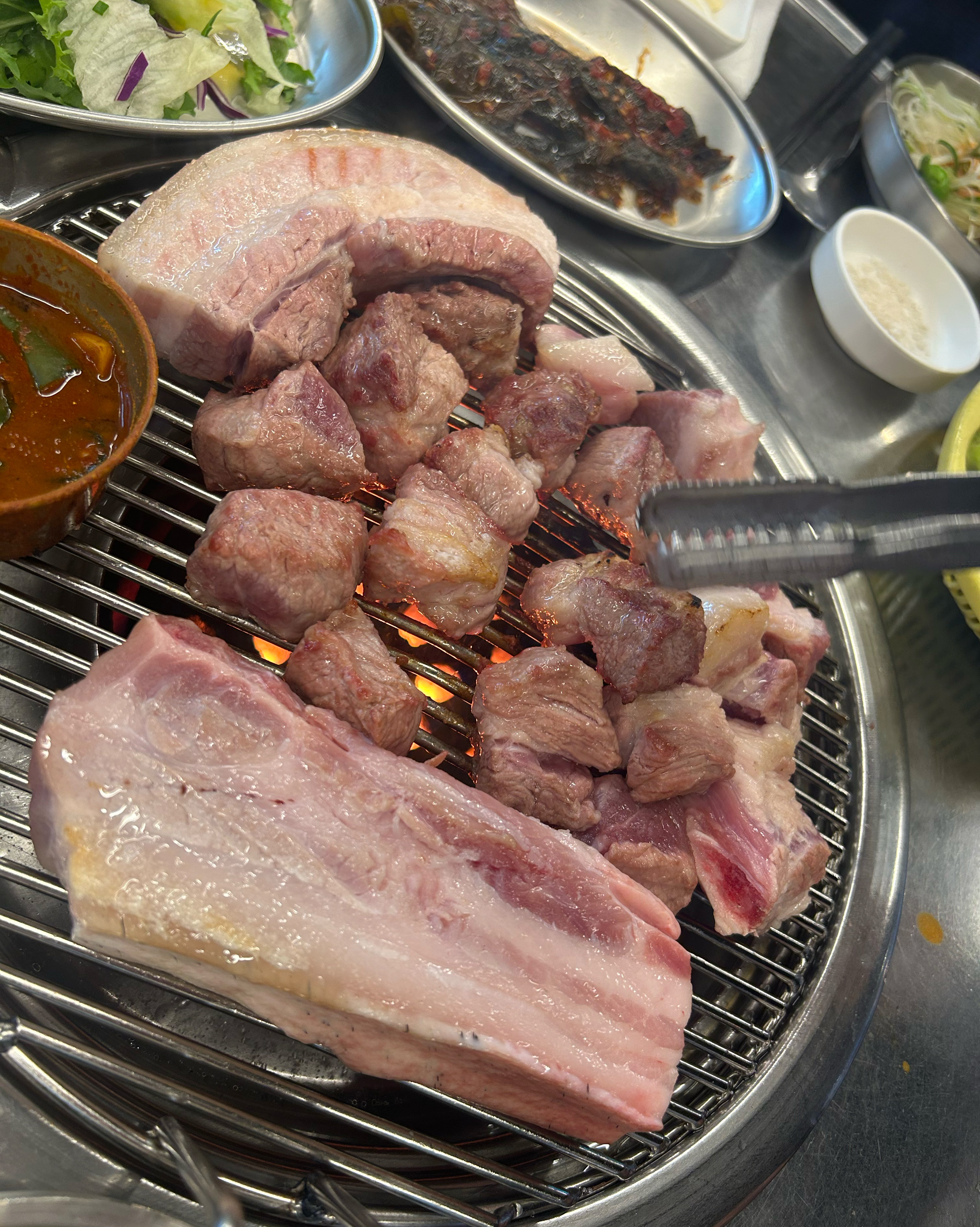 제가 제주도 돈사돈 다돌아본출신인데 고기 질은당근이고 고기는 누가 구워주냐에따라 달라요,