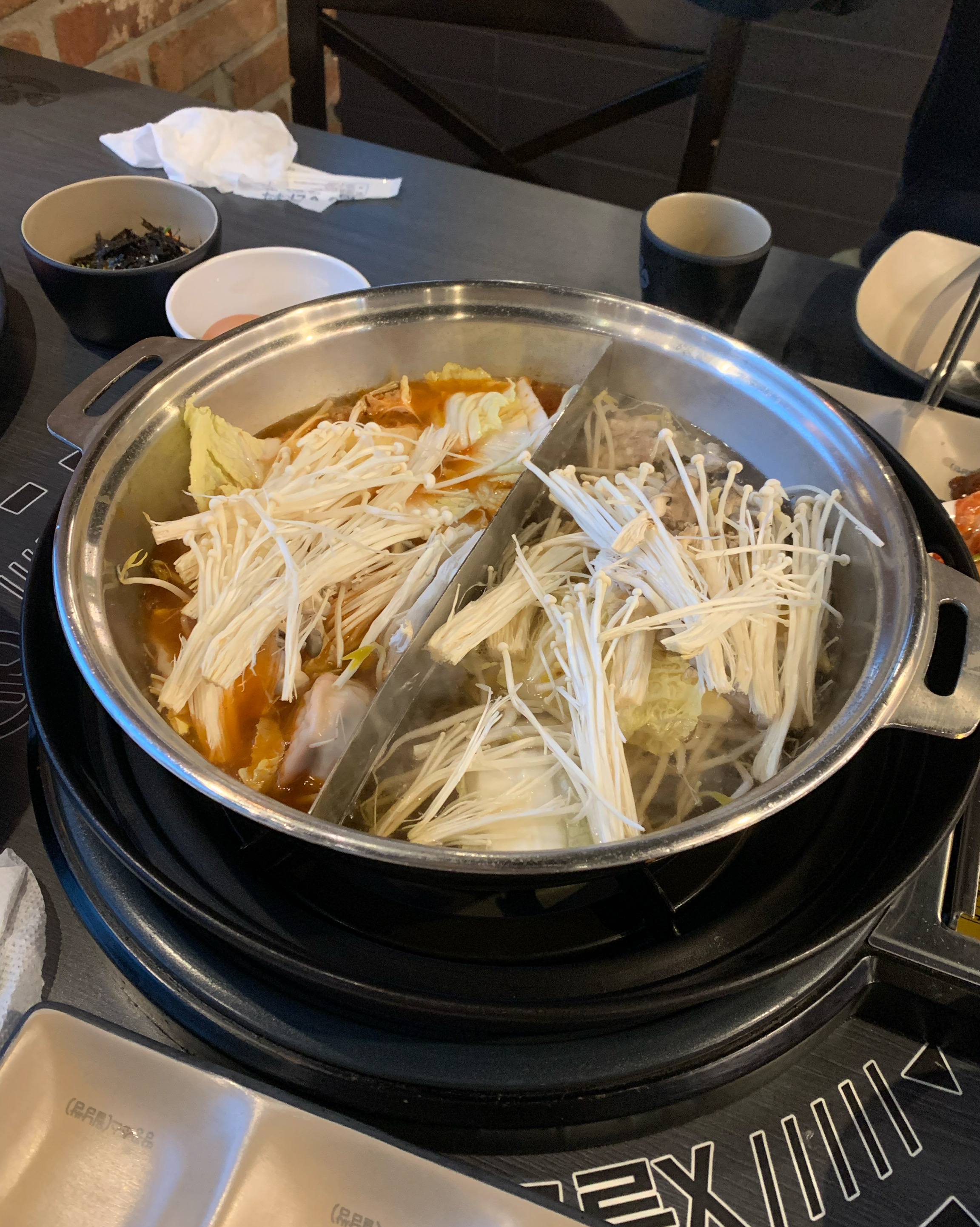 매장 내부가 생각보다 넓고 깔끔해요! 주말에 방문했는데 사람이 엄청 많았지만 다행히 웨이팅
