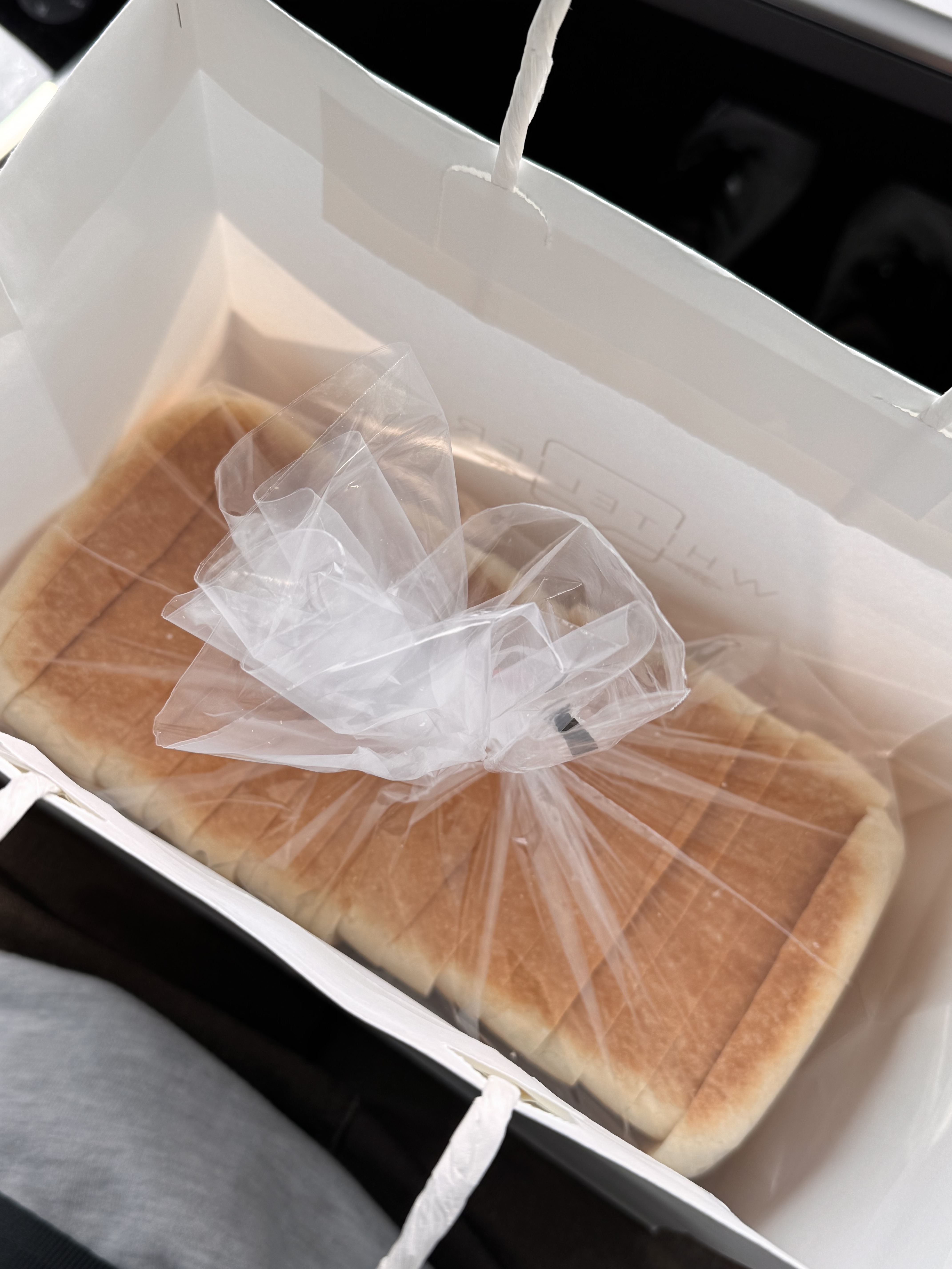 빵이 야들야들해요,, 풍미가 깊진 않은데 쫄깃하고 야들야들해서 잼 없어도 술술 넘어가요!