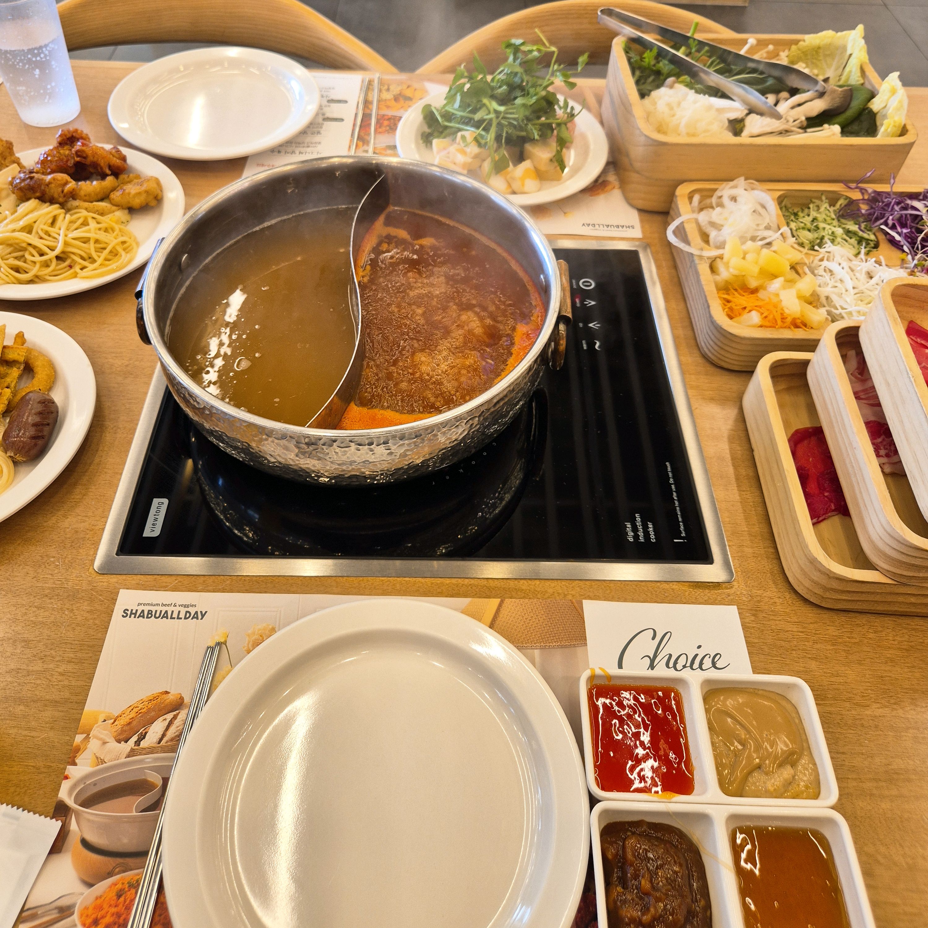 매장이 넓고 고급스러워요. 깔끔하게 관리되고 있었어요. 주차가능. 모임장소로도 추천해요.