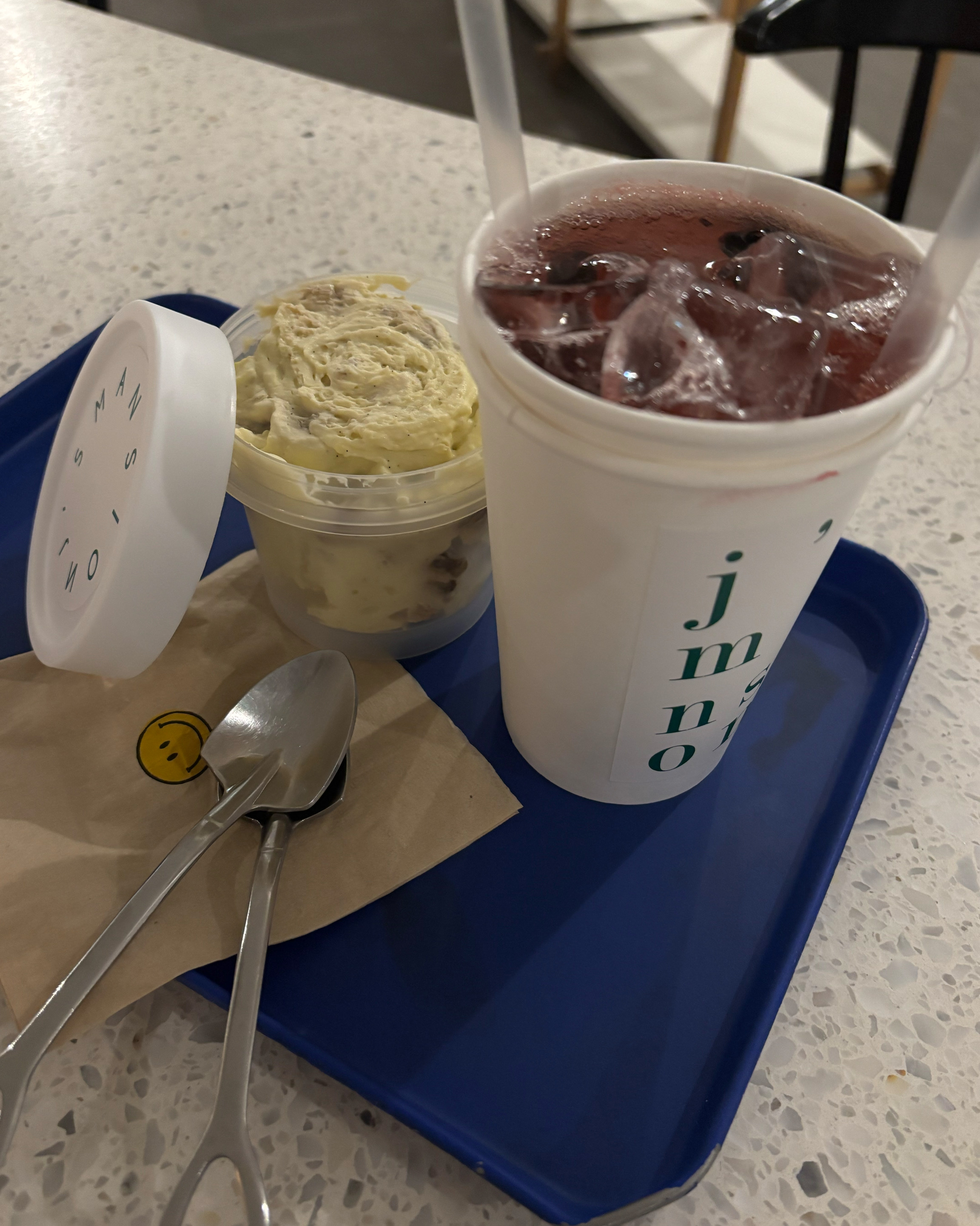 매장두 넓구 인테리어도 세련되어서 데이트하기 좋은거 같아요!! 음료도 예쁘네용 ㅎㅎ 추천!