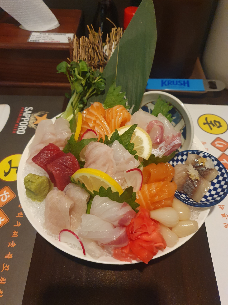 모듬사시미가 쫀득하고 감칠맛 가득해서 술이 절로 당겼어요. 분위기 좋은 바 좌석에서 혼술했