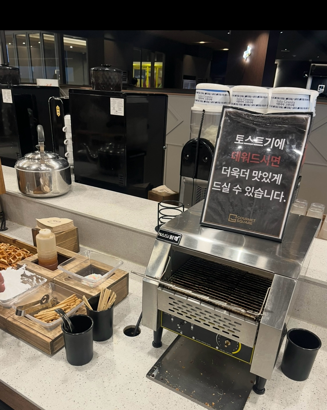 음식 맛 괜찮고 종류 많았고 평일저녁에 일곱시 좀 넘어서 도착했는데 대기없이 들어갔습니다.