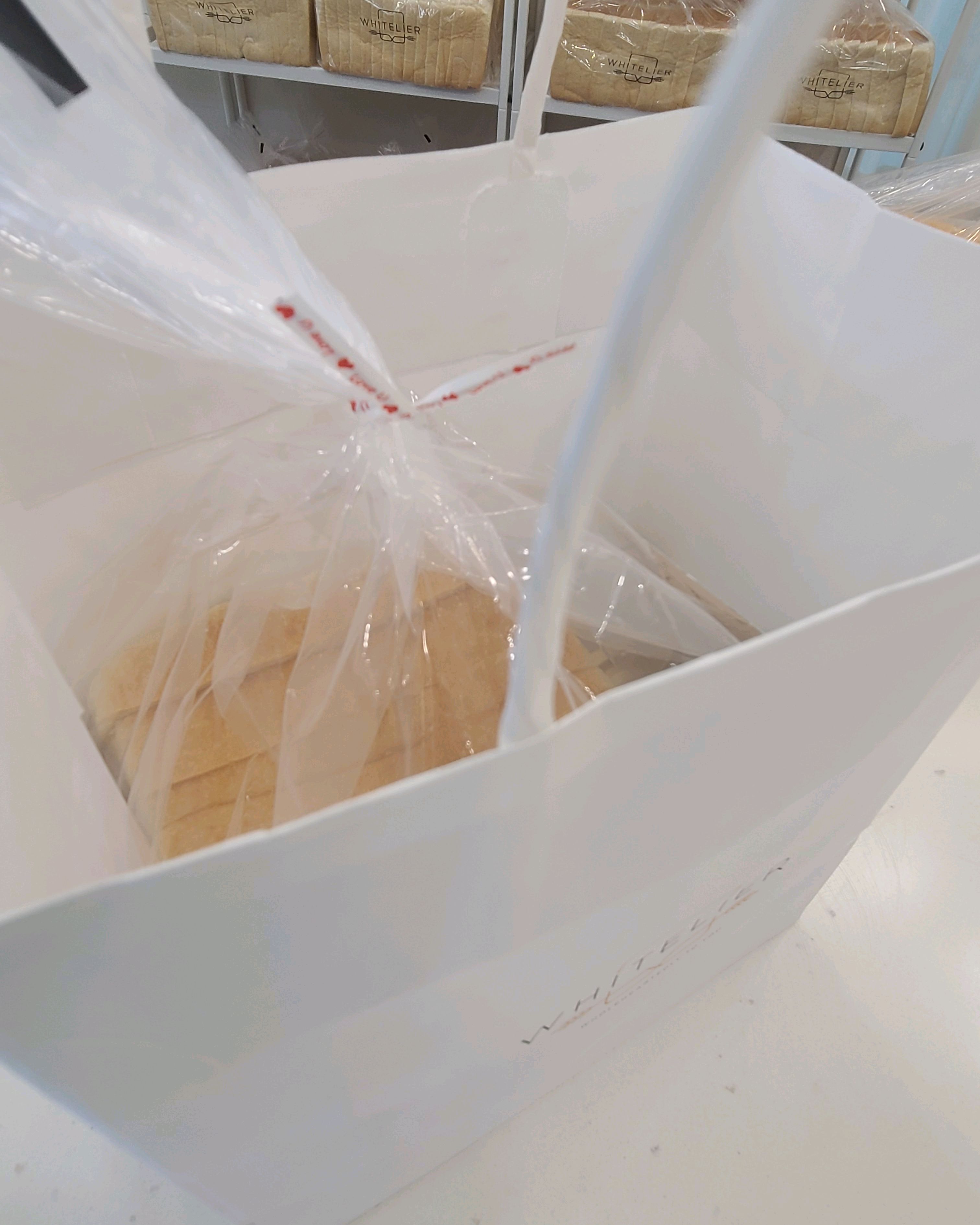 지인추천으로 와봤는데 빵이 그냥 먹어도 촉촉하니 너무 맛나네요~♡ - 창원 용호동 맛집 화이트리에 용지호수점