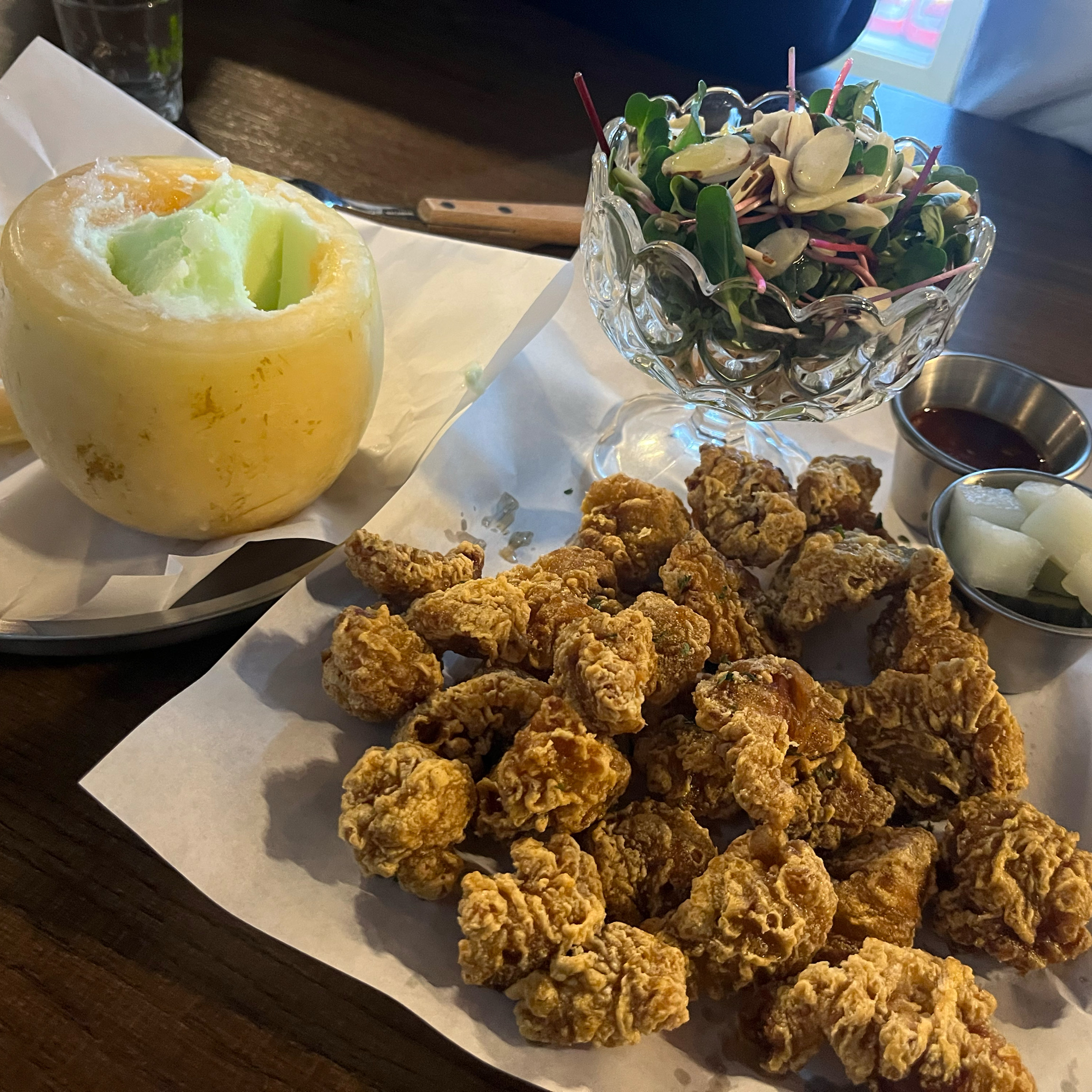 메론샤베트 주문하자마자 나왔는데 너무 단단해서 초큼 당황했지만 아주 맛있게 먹었네요 🤣 닭