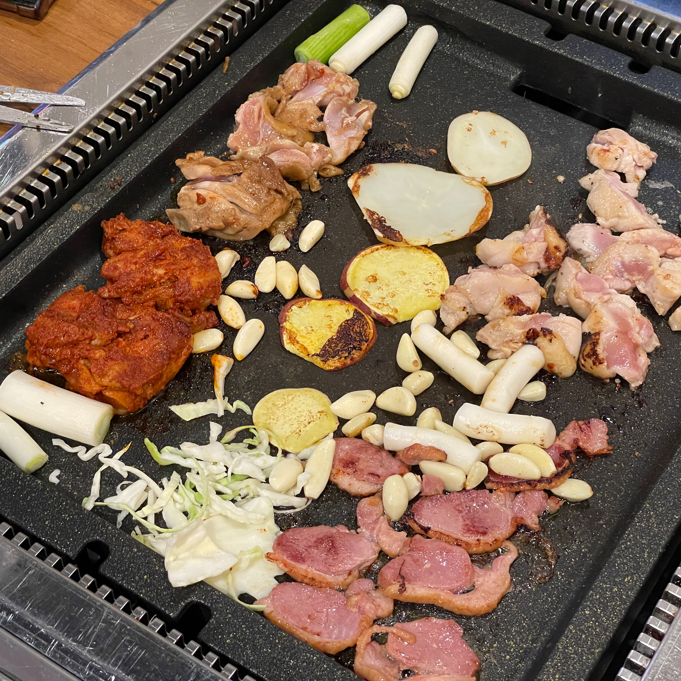 가성비가 너무 좋아요! 닭갈비뿐만 아니라 돼지고기도 있고~~ 셀프바가 기가막히네요 또 방문