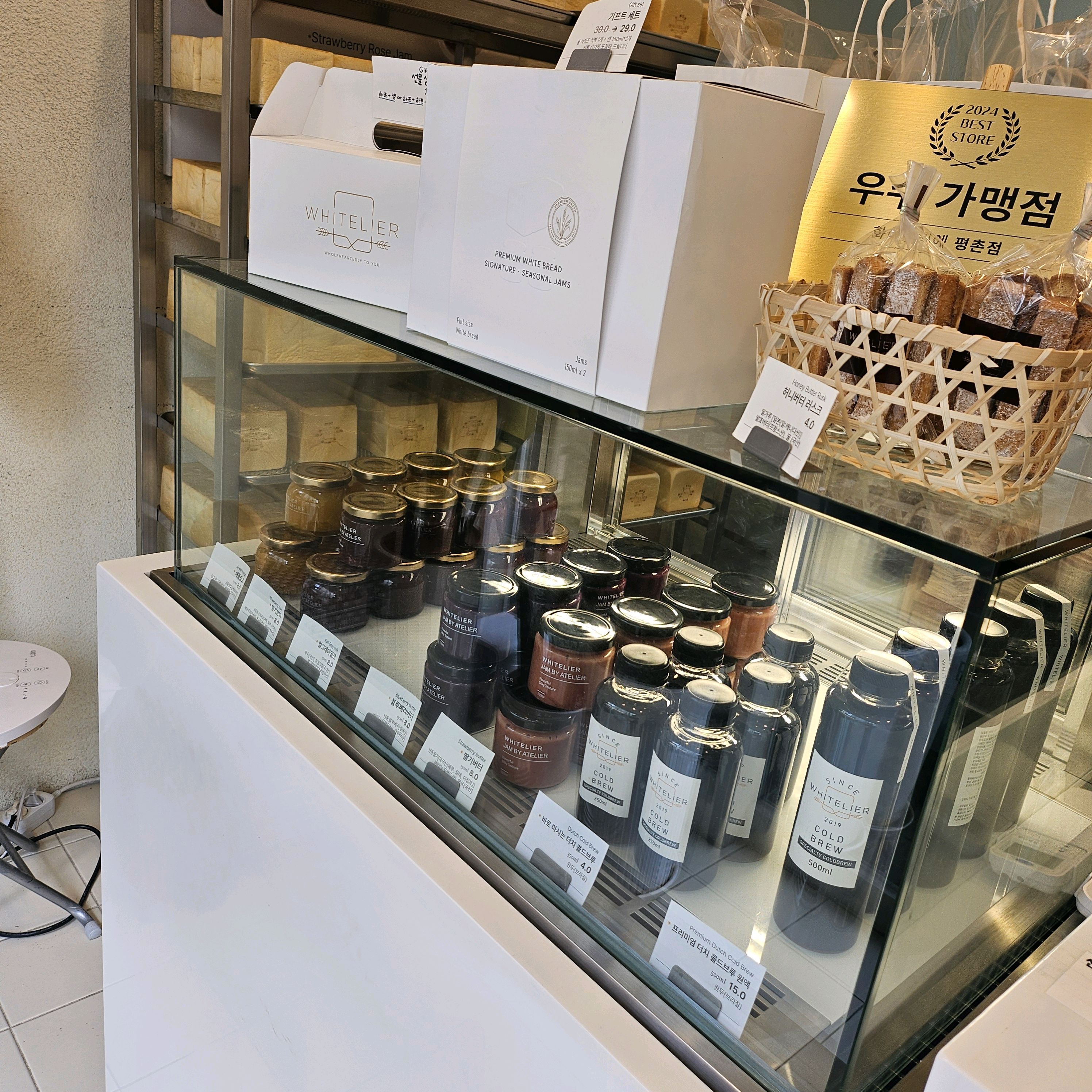 빵이 버터향 가득하고 엄청 부드러워요. 화이트리에 식빵은 개인적으로 아무것도 안 바르고 식