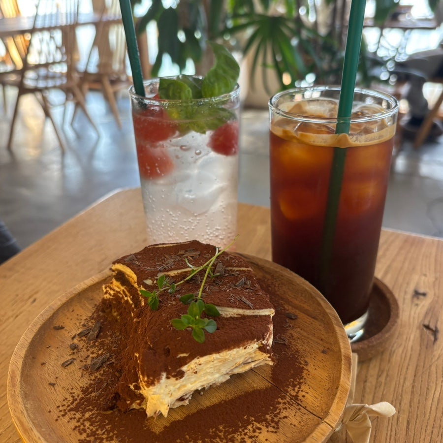 점심먹고 지나가다 뭔가 푸릇푸릇한 갬성이 마음에 들어서 들어갔는데 여기 완존 디저트 맛집이