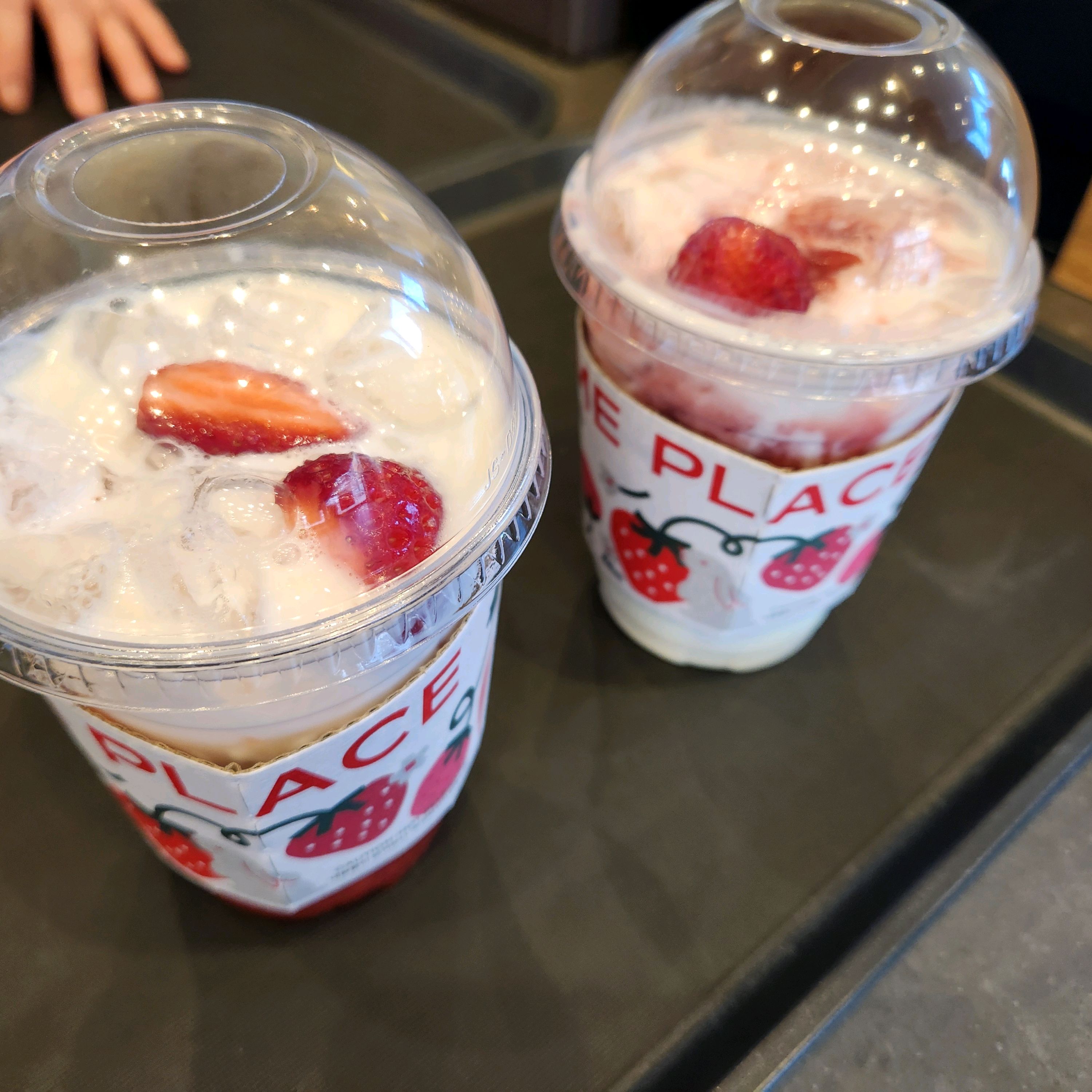 제철 맞은 딸기 요거트(ice)_ 6,200 - 불당동 맛집 투썸플레이스 천안불당점