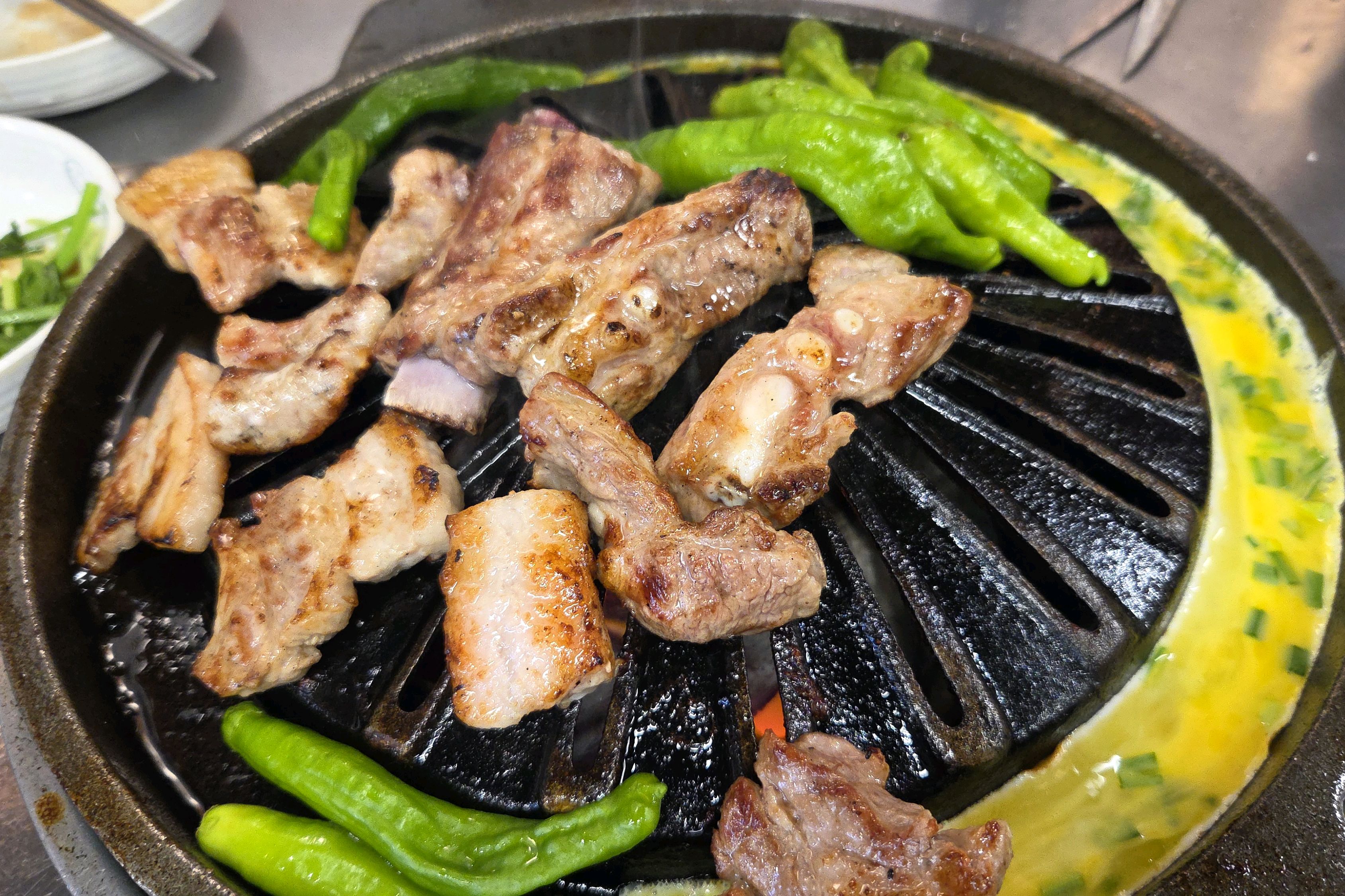 돼지생갈비 맛있습니다. 리모델링하고 첫 방문인데 깔끔하게 바껴서 순간 당황했지만 고기맛은