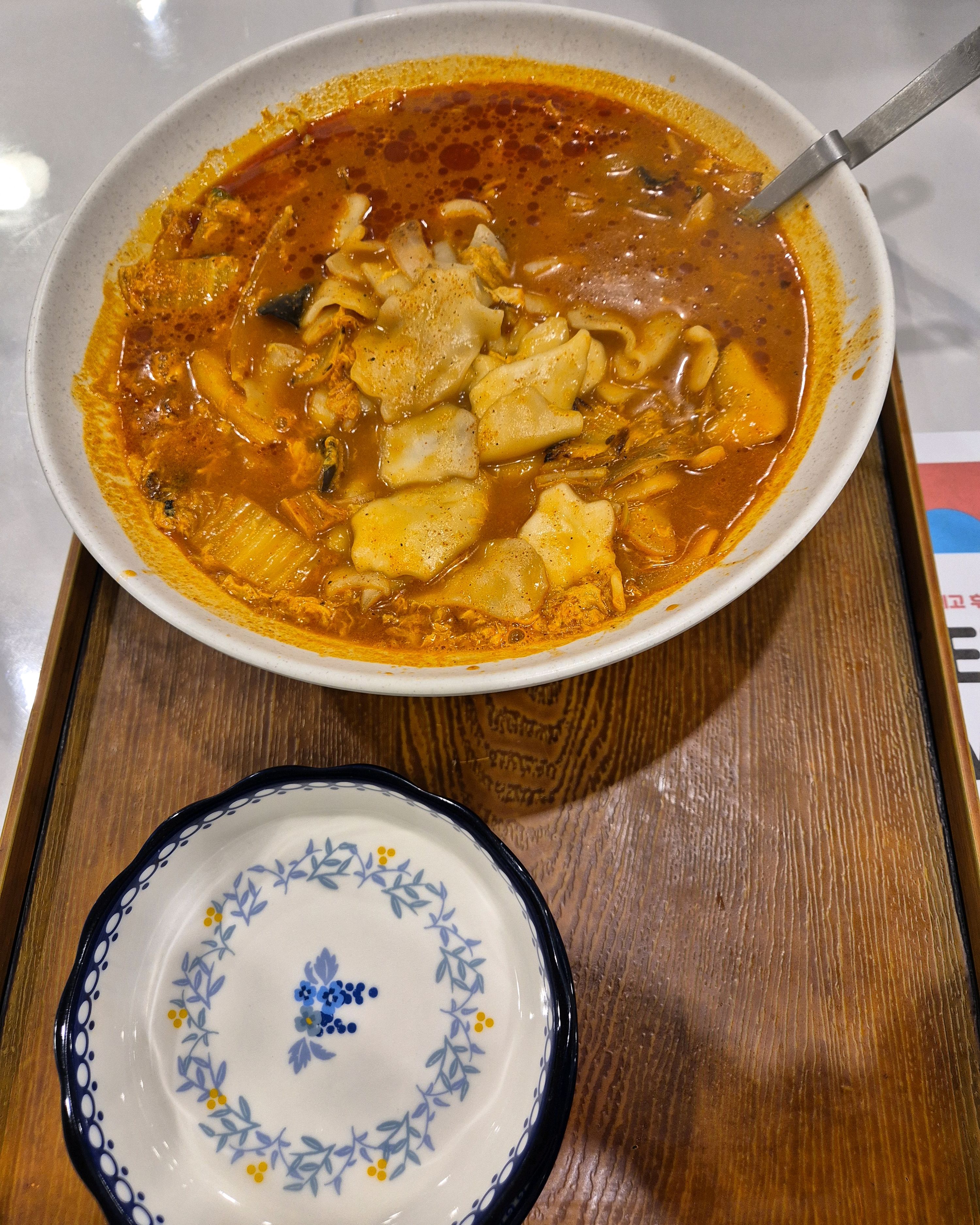 심야에 방문한 뱅뱅돈가스 수원시청직영점, 돈가스맛있고 수제비 짬뽕 불맛 최고에요! 사장님도