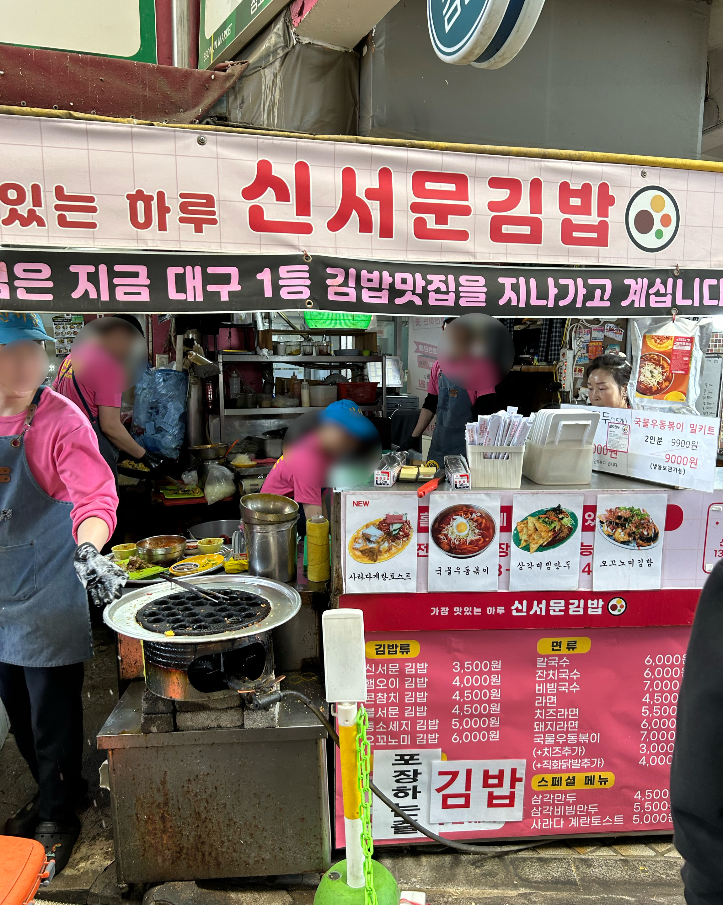 주말에 웨이팅 정말 길다해서 평일에 왔어요! 메뉴 전부다 맛있고 특히 오코노미야끼김밥…….