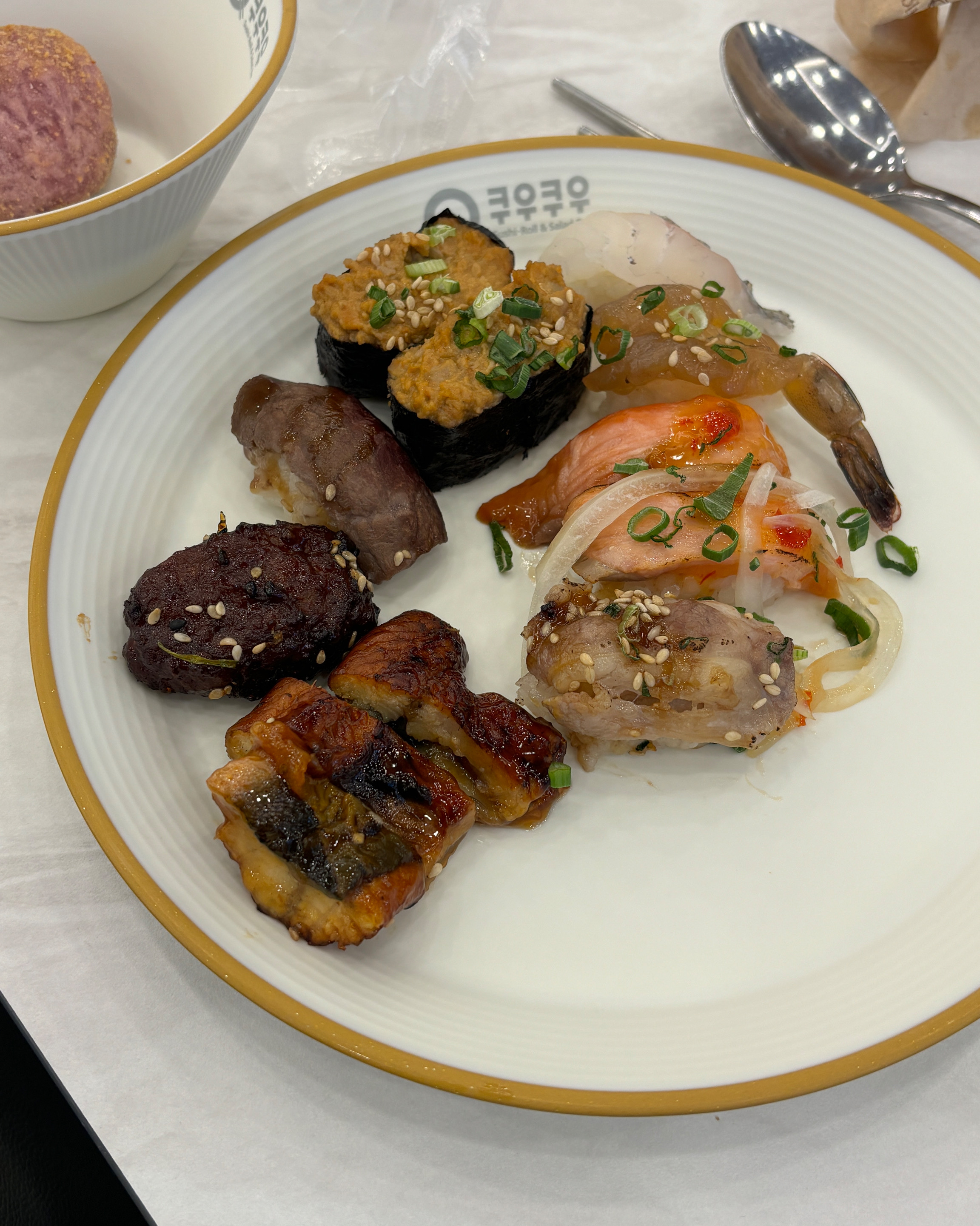 골드만큼 종류도 많고 깔끔하고 맛있어요 ~ 근데 데스크 직원 분은 친절하진 않네요 - 경기광주 맛집 추천 쿠우쿠우 경기광주점