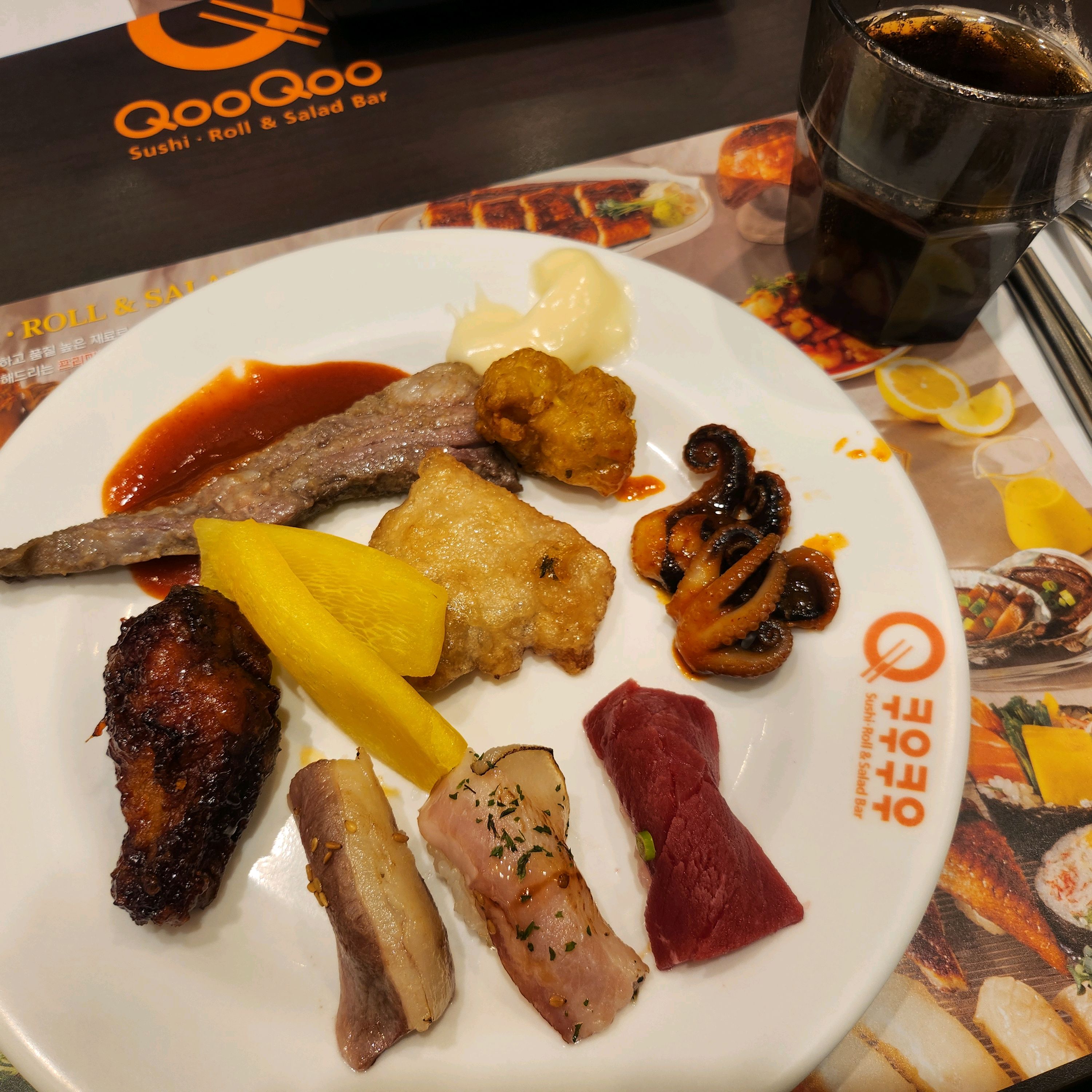 쿠우쿠우 오랜만에 왔는데 메뉴도 많고 초밥이랑 롤이 진짜 맛있어서 놀랐습니다. 뷔페치고도