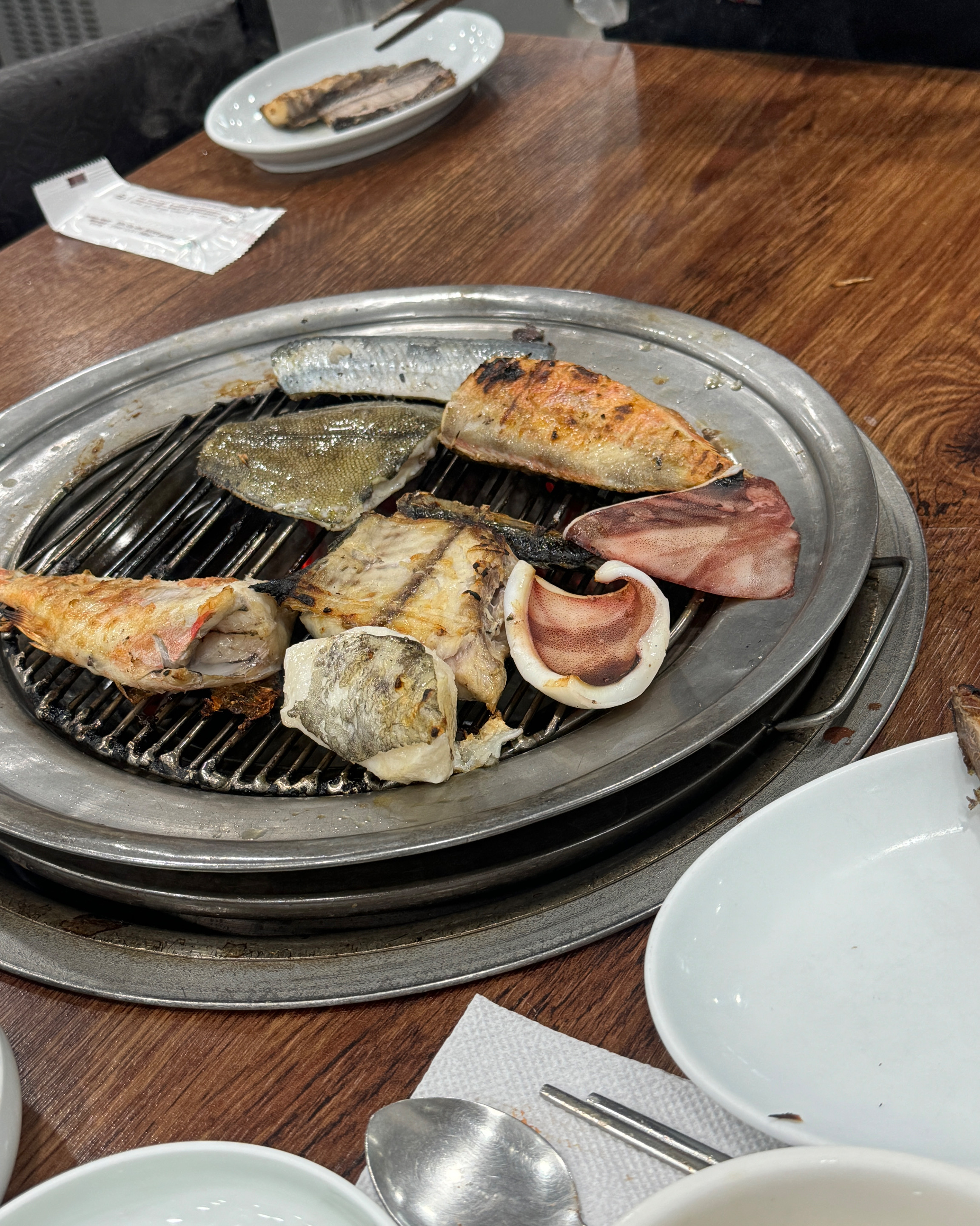 너무 뻑뻑해서 목 매여요. 2명이 가면 어디 팔지도 못하는 찌끄러기 작은 생선들을 줘요.