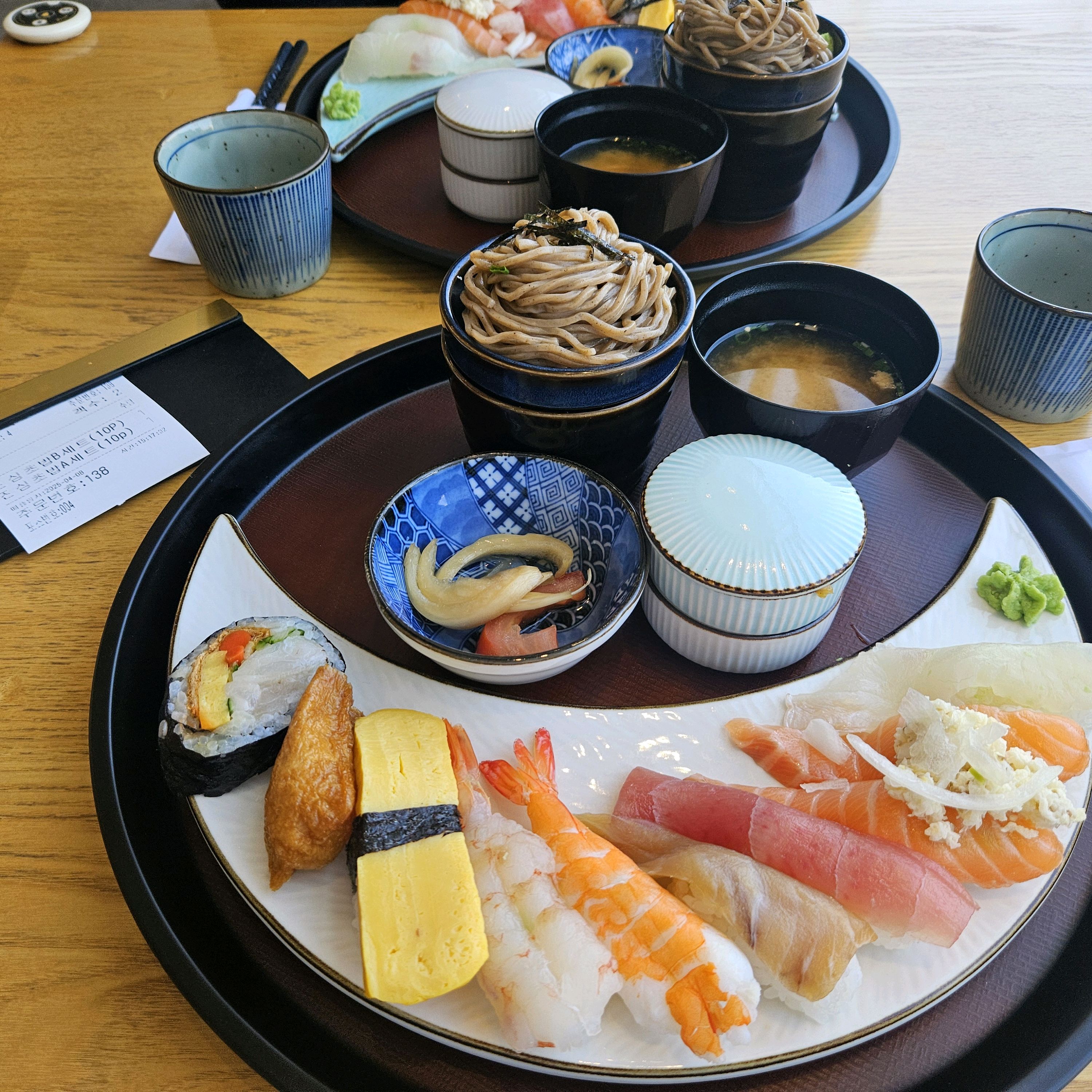 이곳은 처음인데 음식이 깔끔하고 초밥위 재료들이 식감도 괜찮고 맛있네요 비록 점심특선은 아
