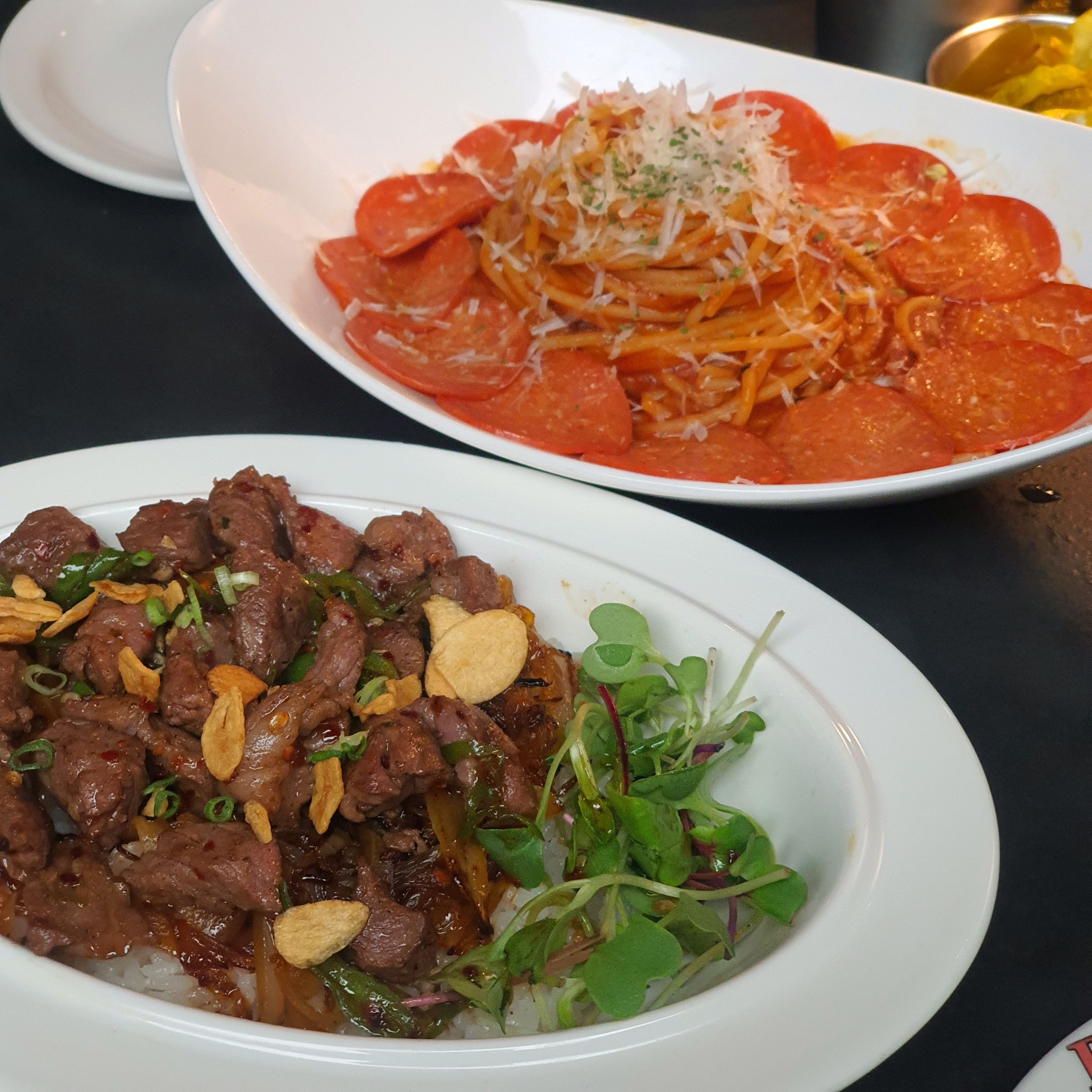 직원분이 너무 친절하게 응대해 주셔서 좋았고 음식이 너무 맛있었어요! 특히 스테이크 덮밥이