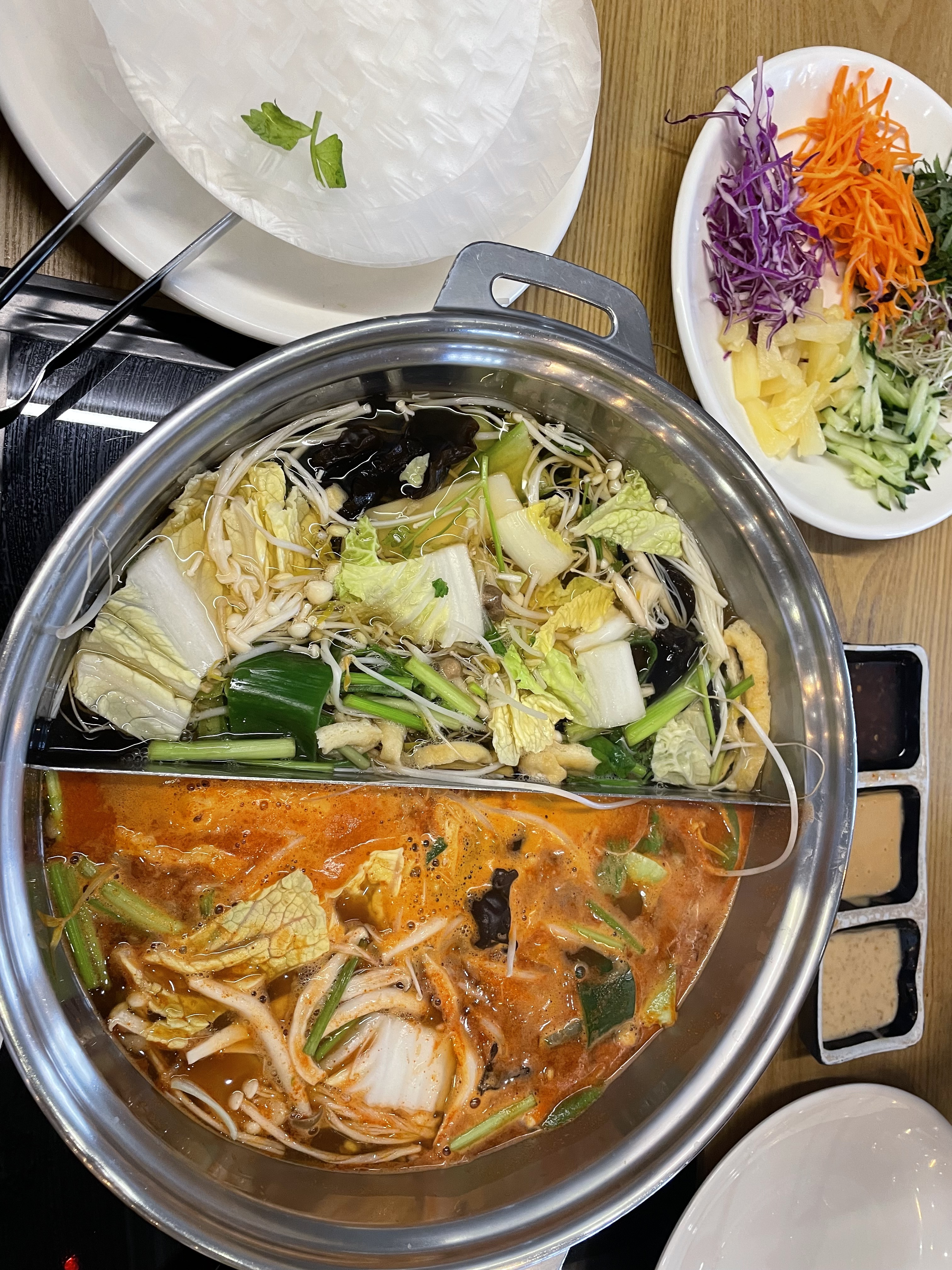 점심시간조금지나방문 여유있게먹었음. 샤브샤브 재료종류많음 사이드는 종류는 많지않고 볶음밥
