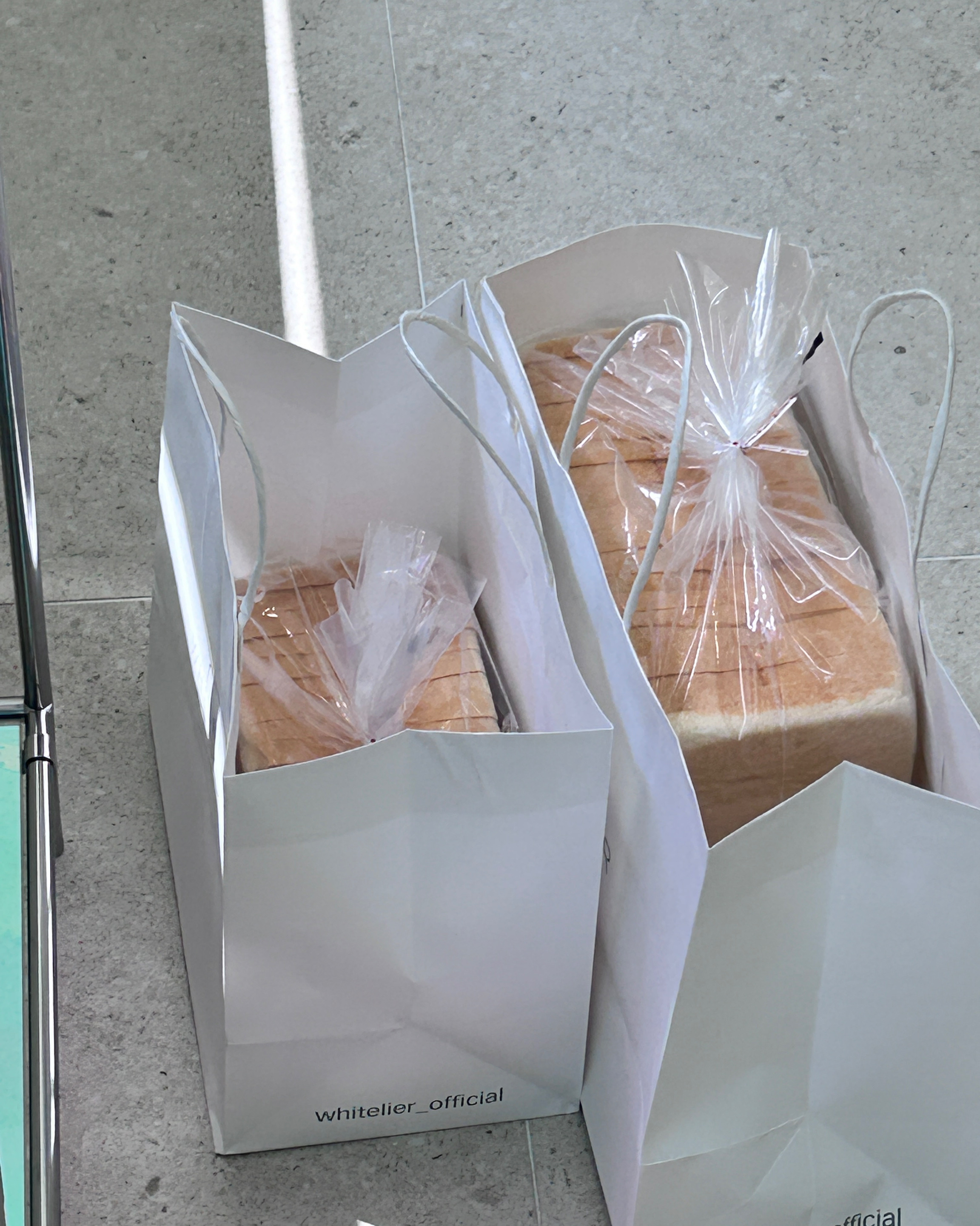 들어가면 늘 빵 냄새가 너무 좋아요 - 창원 용호동 맛집 화이트리에 용지호수점