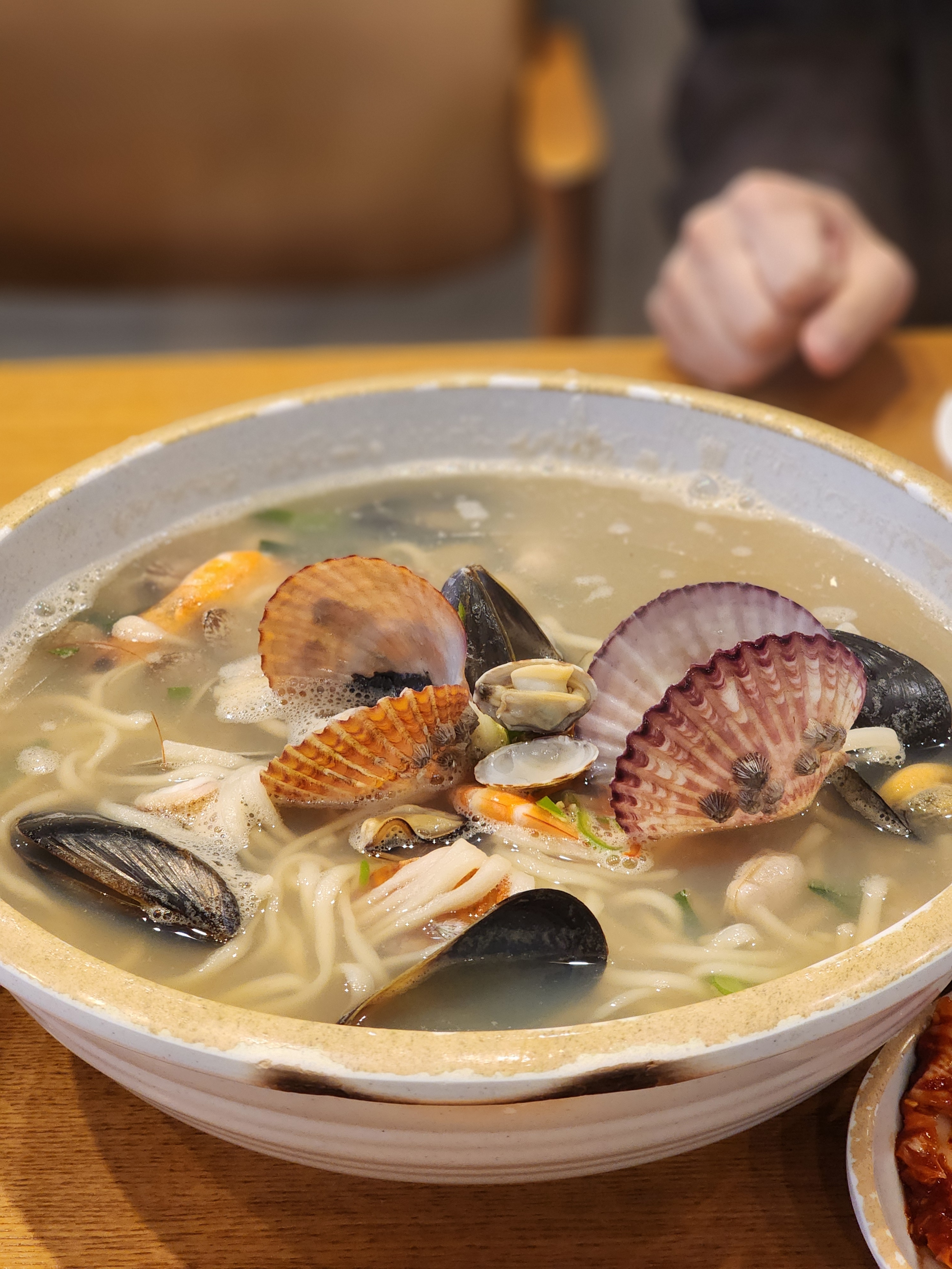 조개도 나름 푸짐하게 들어있고 맛있었어요! - 인천 맛집 97도씨해물칼국수 영종도본점