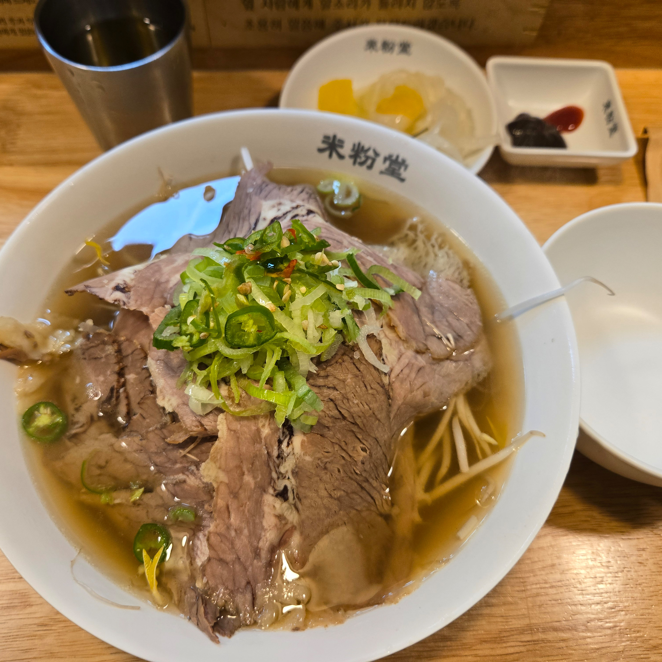 언제 먹어도 맛있어요~ 엄마도 너무 좋아하시는 맛입니다 국물은 깊은맛이 나고 시원하고 면