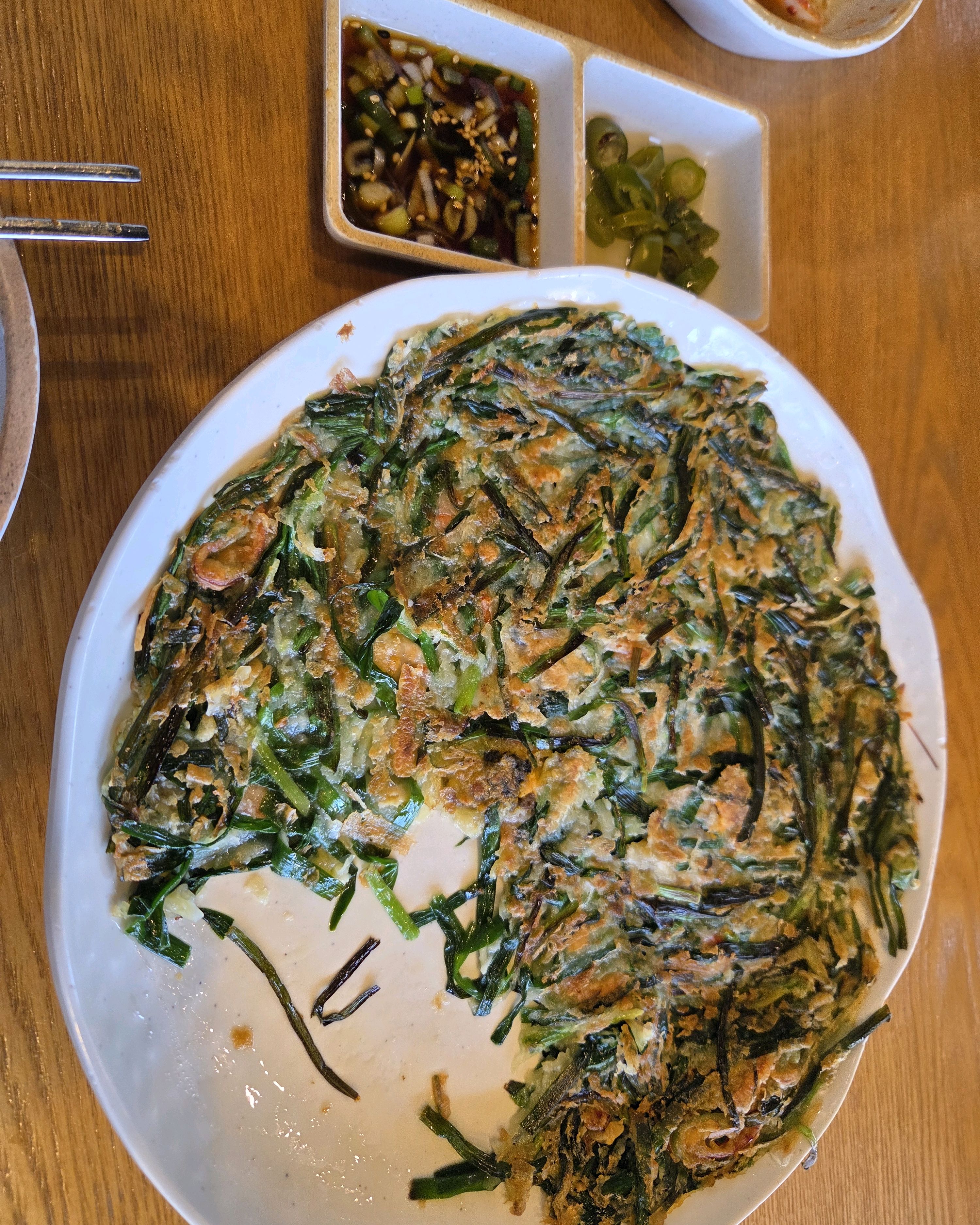 칼국수 해물많이 들어있어서 시원하고 담백하고...부추전 빠삭하니 잘구워져서나와요 - 인천 맛집 97도씨해물칼국수 영종도본점