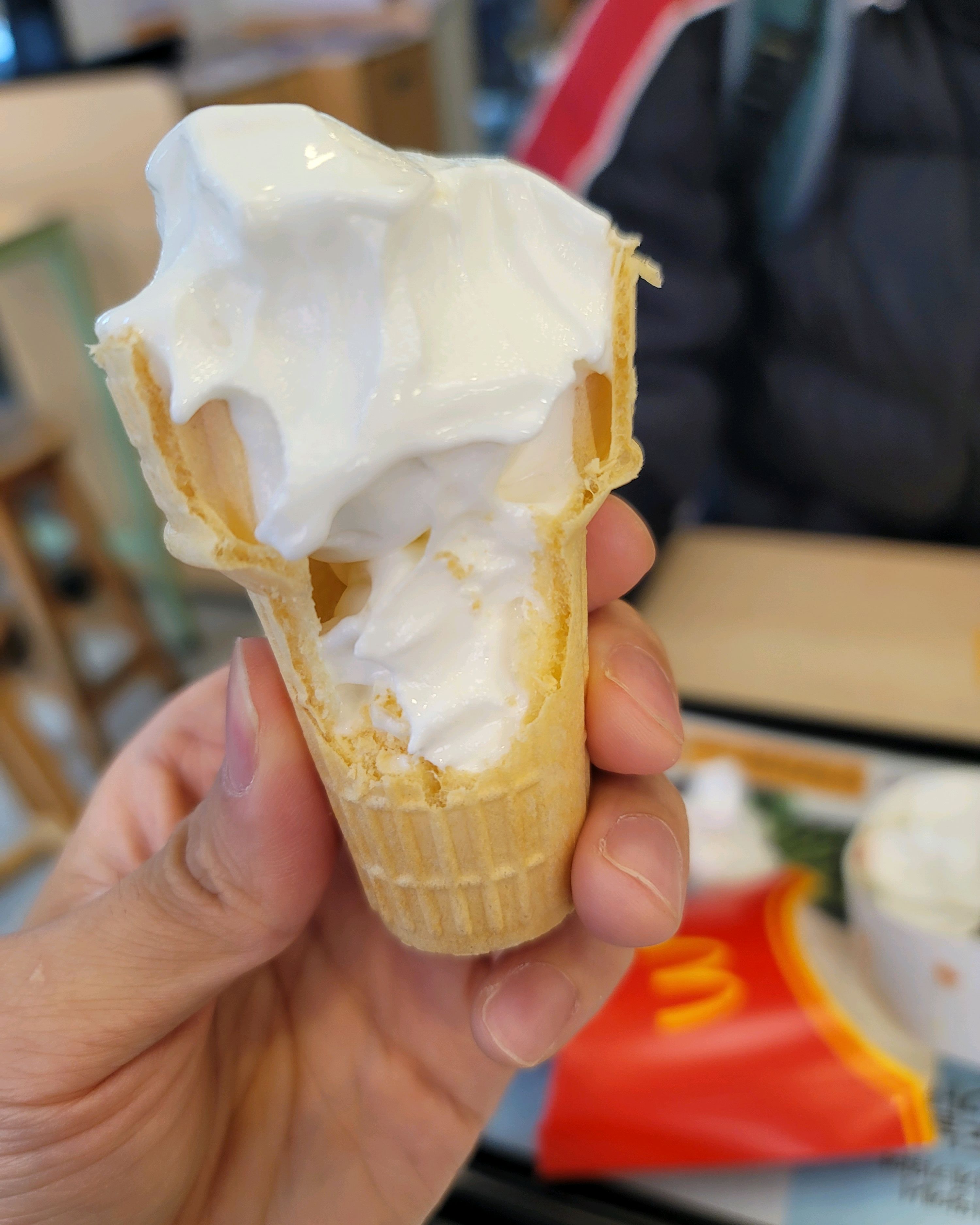 오랜만에 맥도날드에 와서 다시 아이스크림 콘을 시켜보니 정상화가 되어있었습니다.🍦🍦🍦감사합