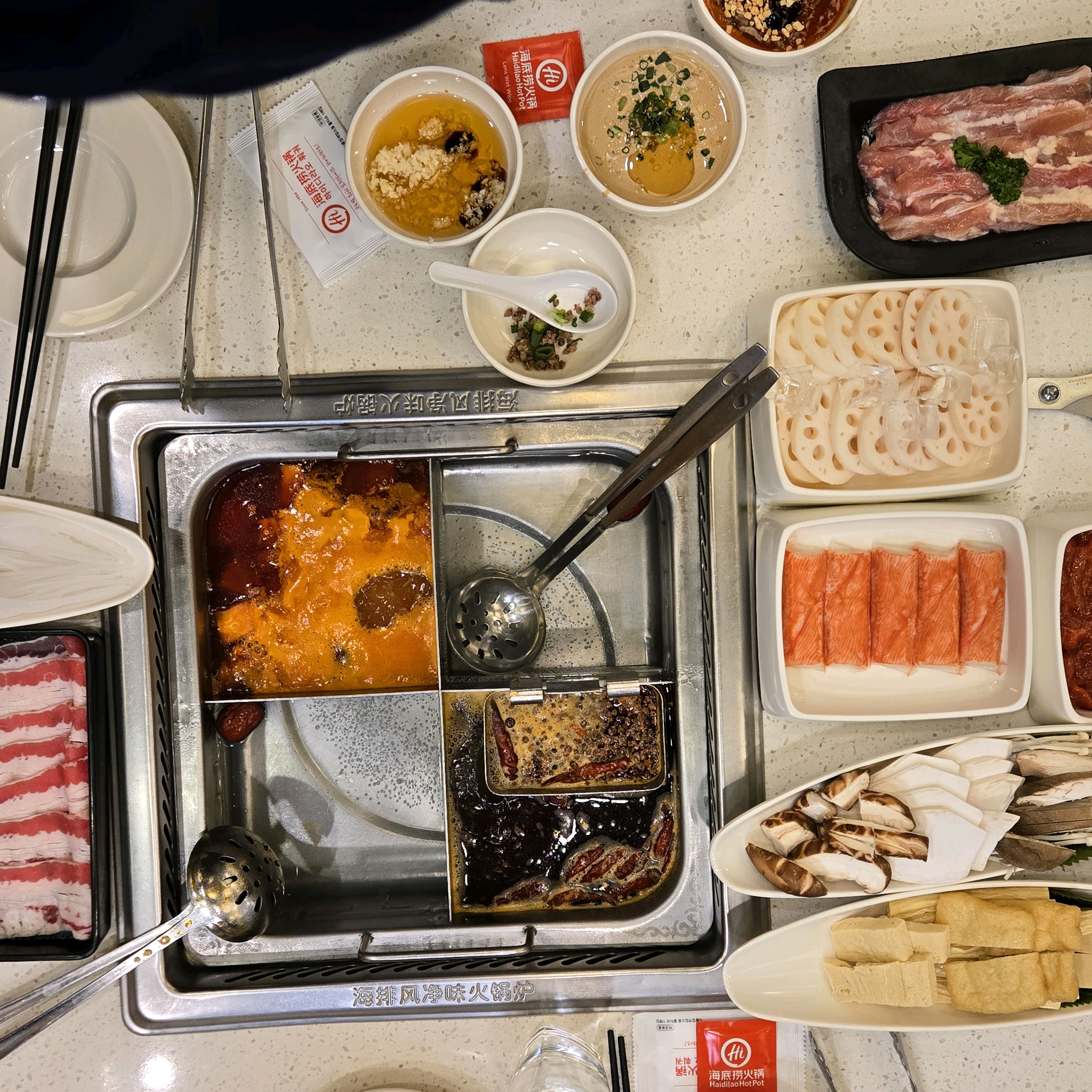 오후 4시쯤 예약 없이 이곳에 방문해서 현장대기 걸었습니다. 앞에 대기팀이 정말 많아서 일