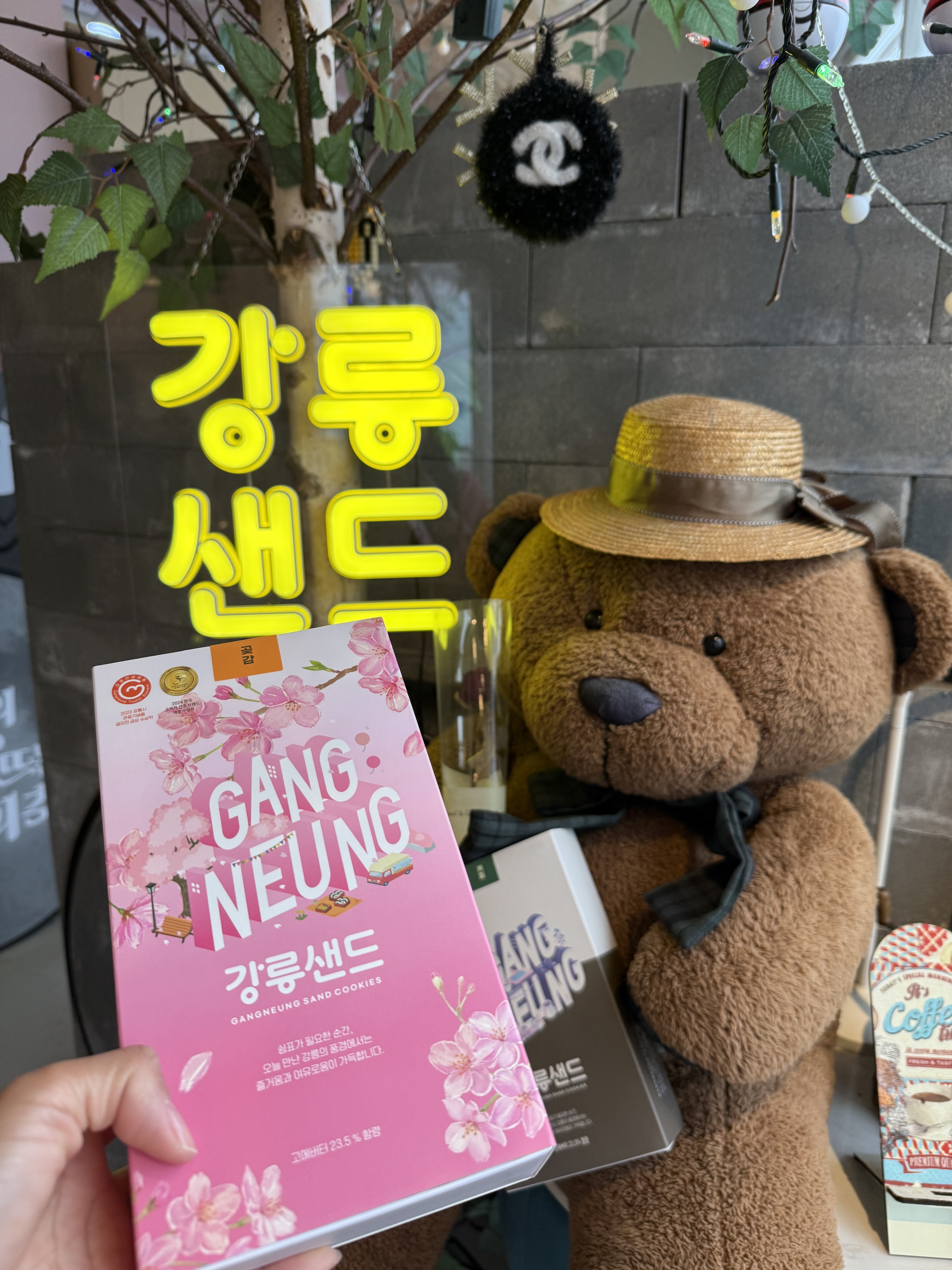 유명한 강릉샌드라서 찾아왔는데 사장님께서 친절하셔서 기분 좋게 구매하고 가요. 다음에 기회