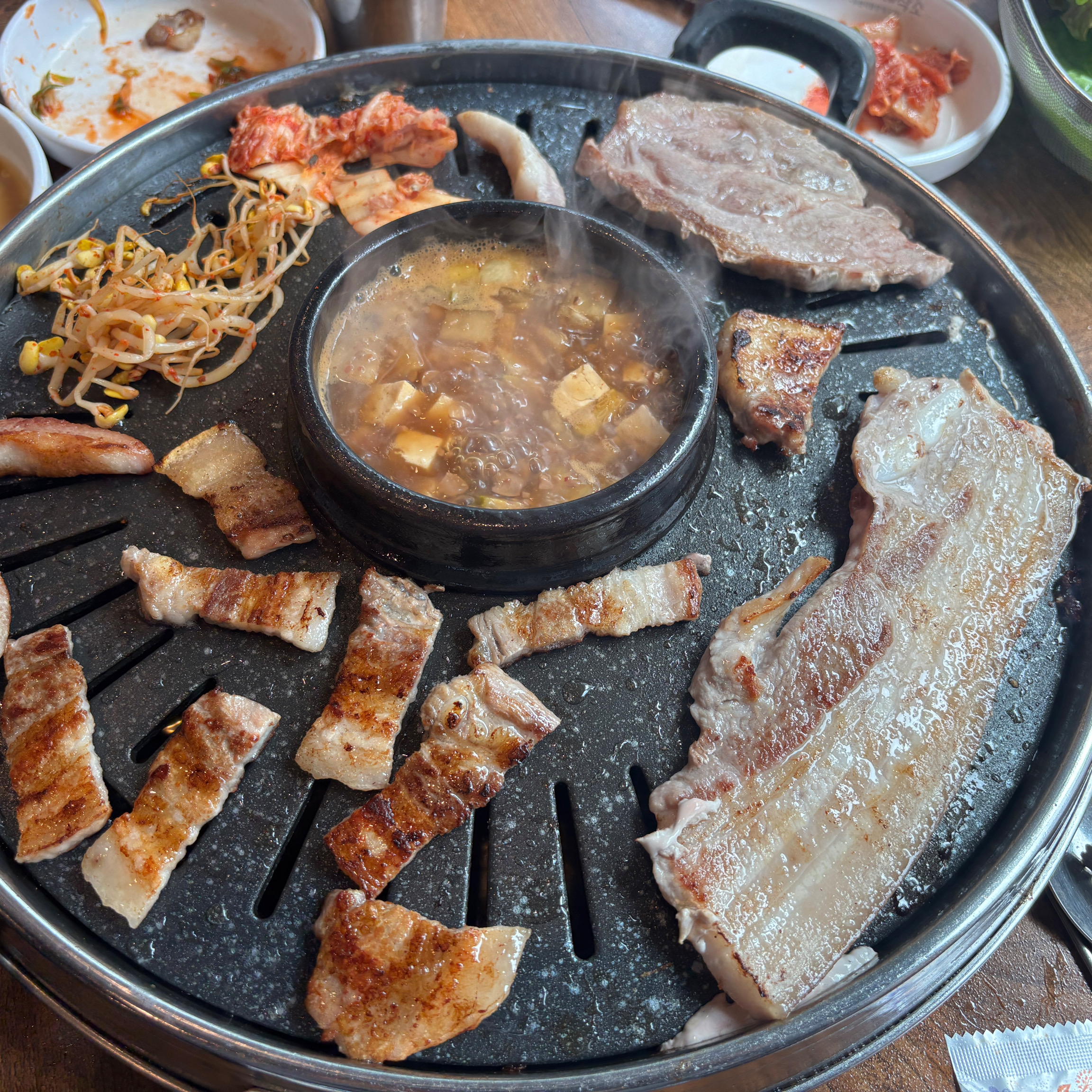 고기도 맛있고 가성비도 너무 좋았어요, 그리고 매장이 아주 커서 단체회식하기 좋아보였어요