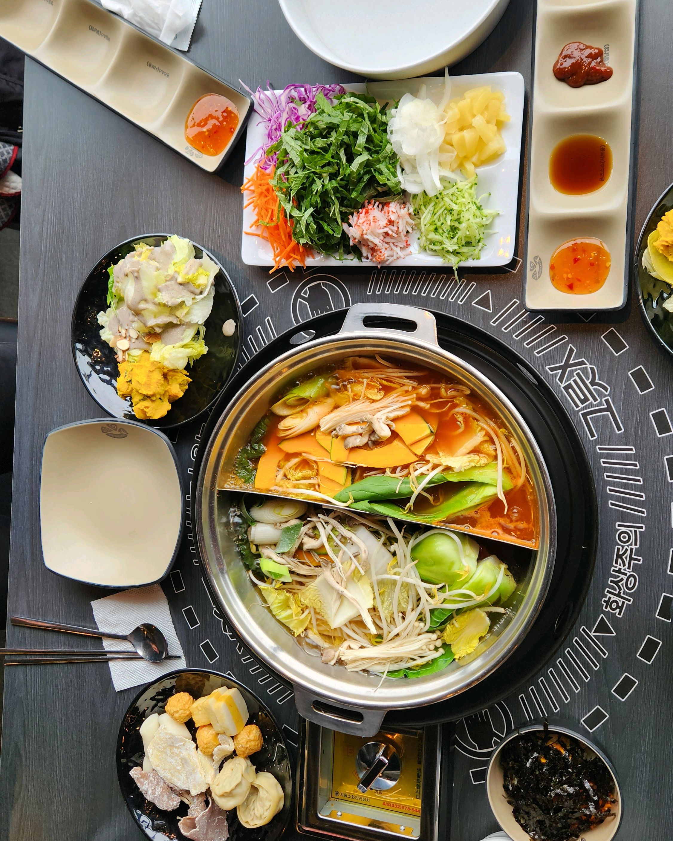 매장이 넓고 청결해요 - 호매실 맛집 소담촌 수원호매실점
