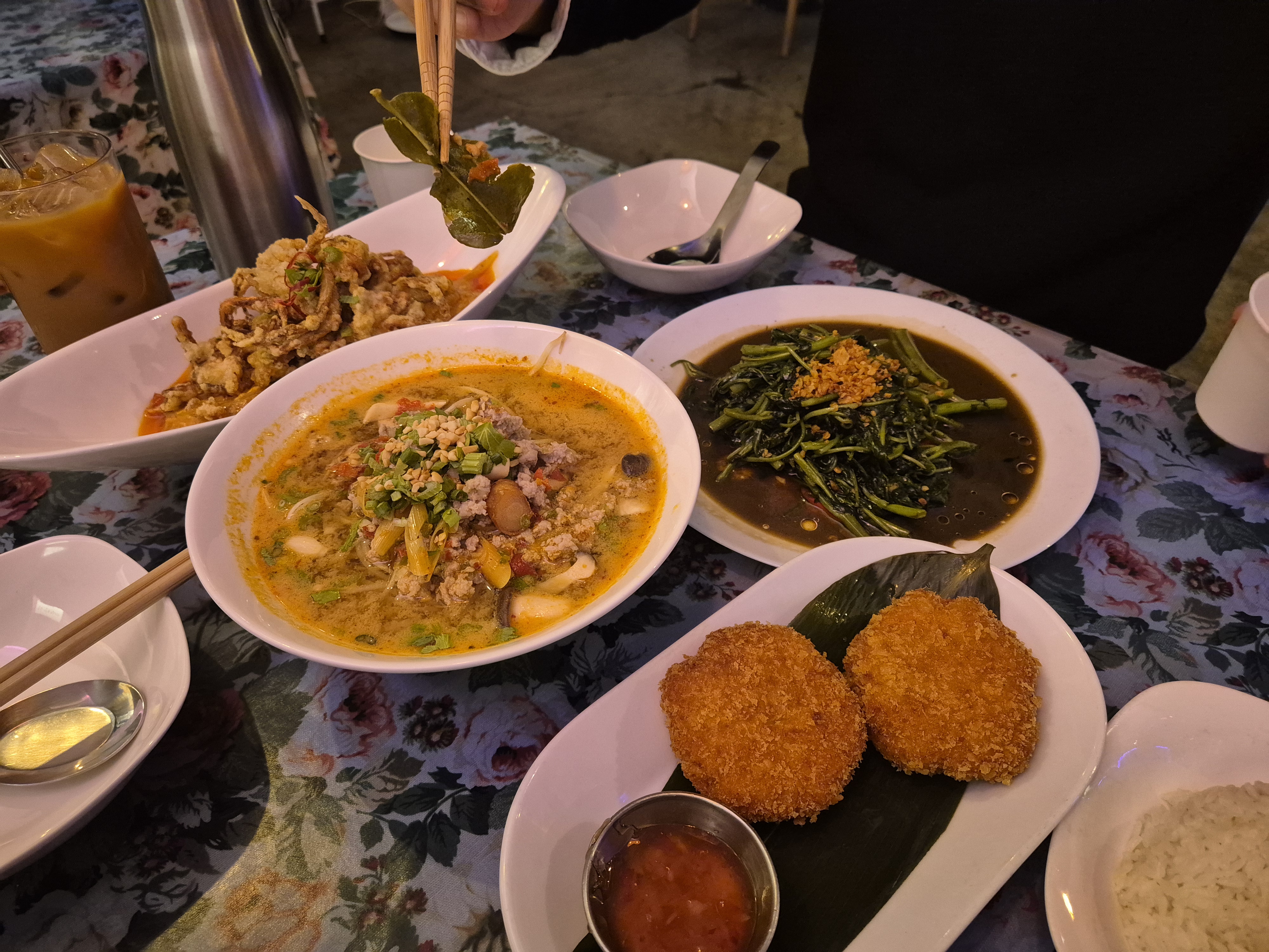 제가 여태껏 먹었던 똠양꿍 중에 제일 맛있어요! - 망원동 맛집 코랏