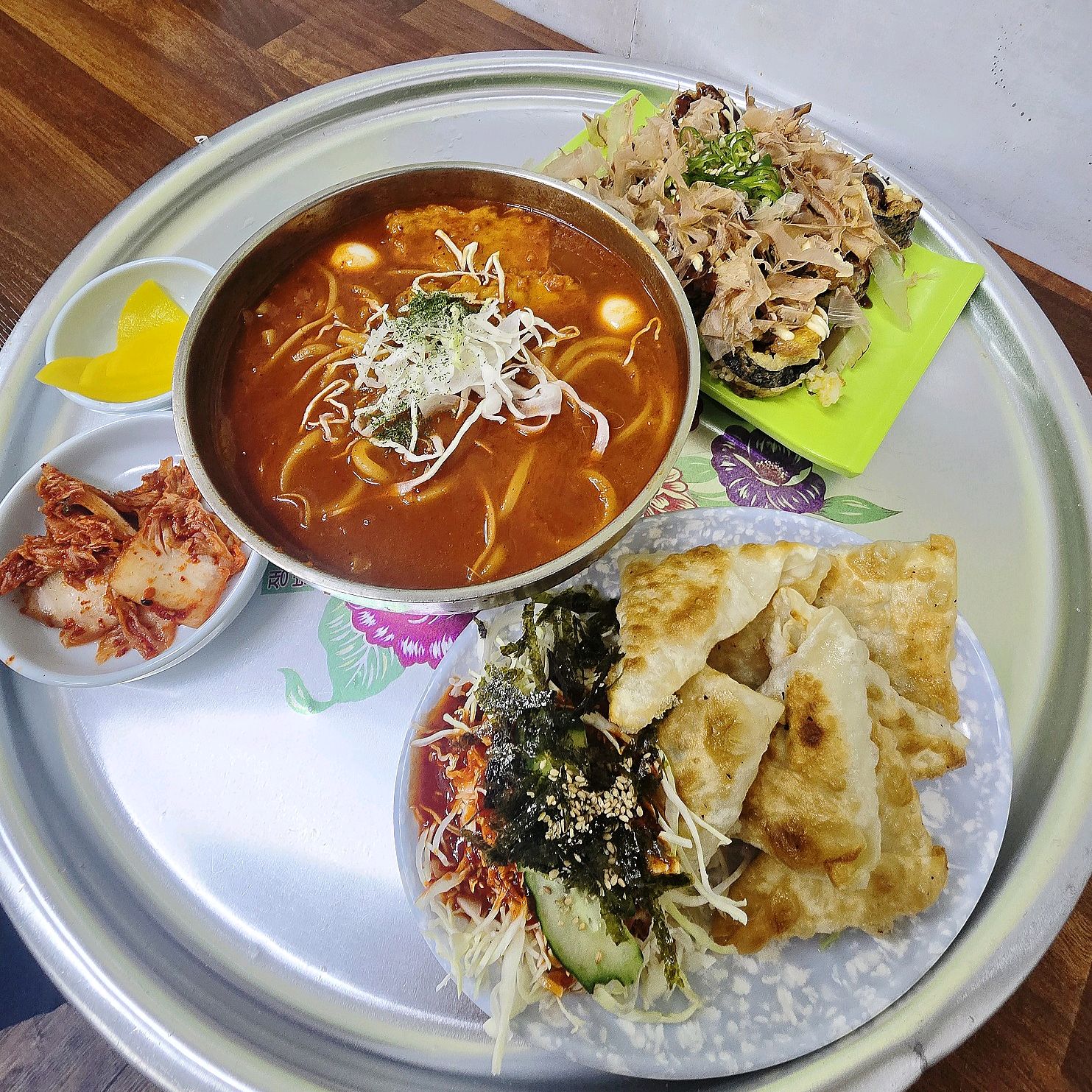 늘 웨이팅이 있는 곳이라 어떤 맛인지 너무 궁금해서 방문했어요. 국물우동볶이, 비빔삼각만두