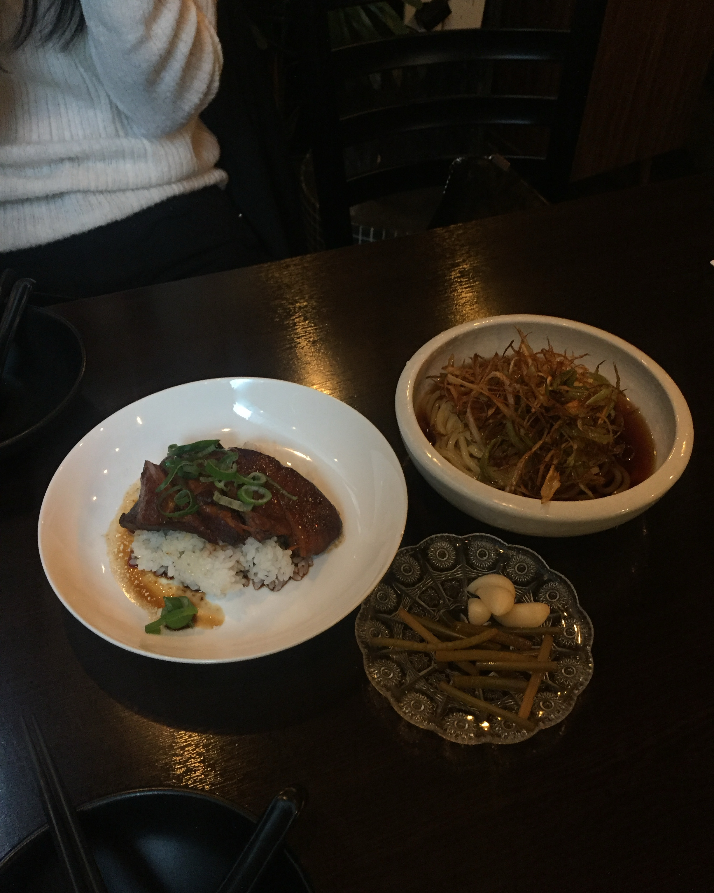 친구랑 오랜만에 망원동에 저녁 먹으러 왔어요! 가지튀김이 쫀득바삭해요🤤 주류필수여서 생맥주
