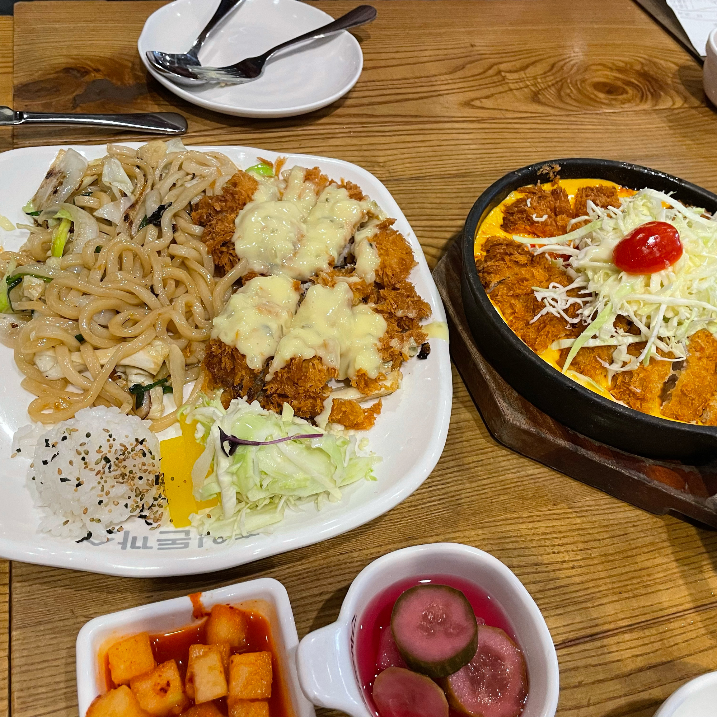 다양한 메뉴들을 먹을 수 있어서 좋았어요 돈까스가 일단 바삭바삭하니 미쳤어요,,!! - 복현오거리 맛집 홍익돈까스 대구복현점