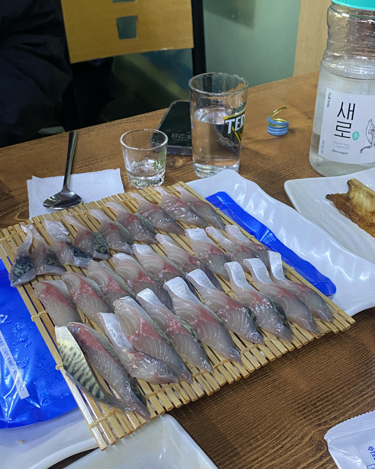 운 좋게 15분 정도 기다리고 늦은 저녁으로 여덟 시쯤 먹었는데도 웨이팅이 한두팀씩 계속