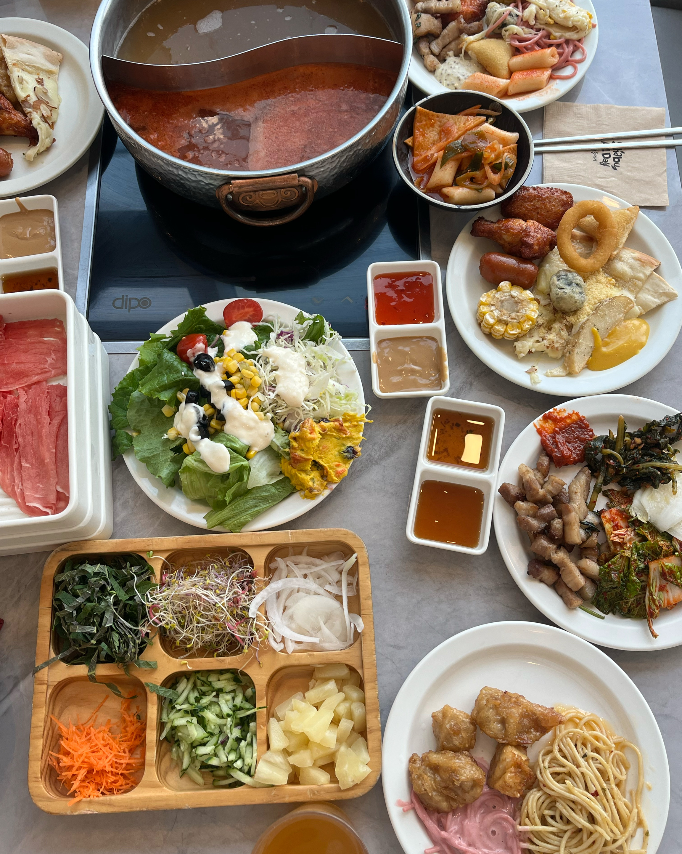 샤브샤브는 먹으러 여기만 와요!!!! 사이드도 맛있는거 짱많고 양지매콤 육수 반반 항상 먹