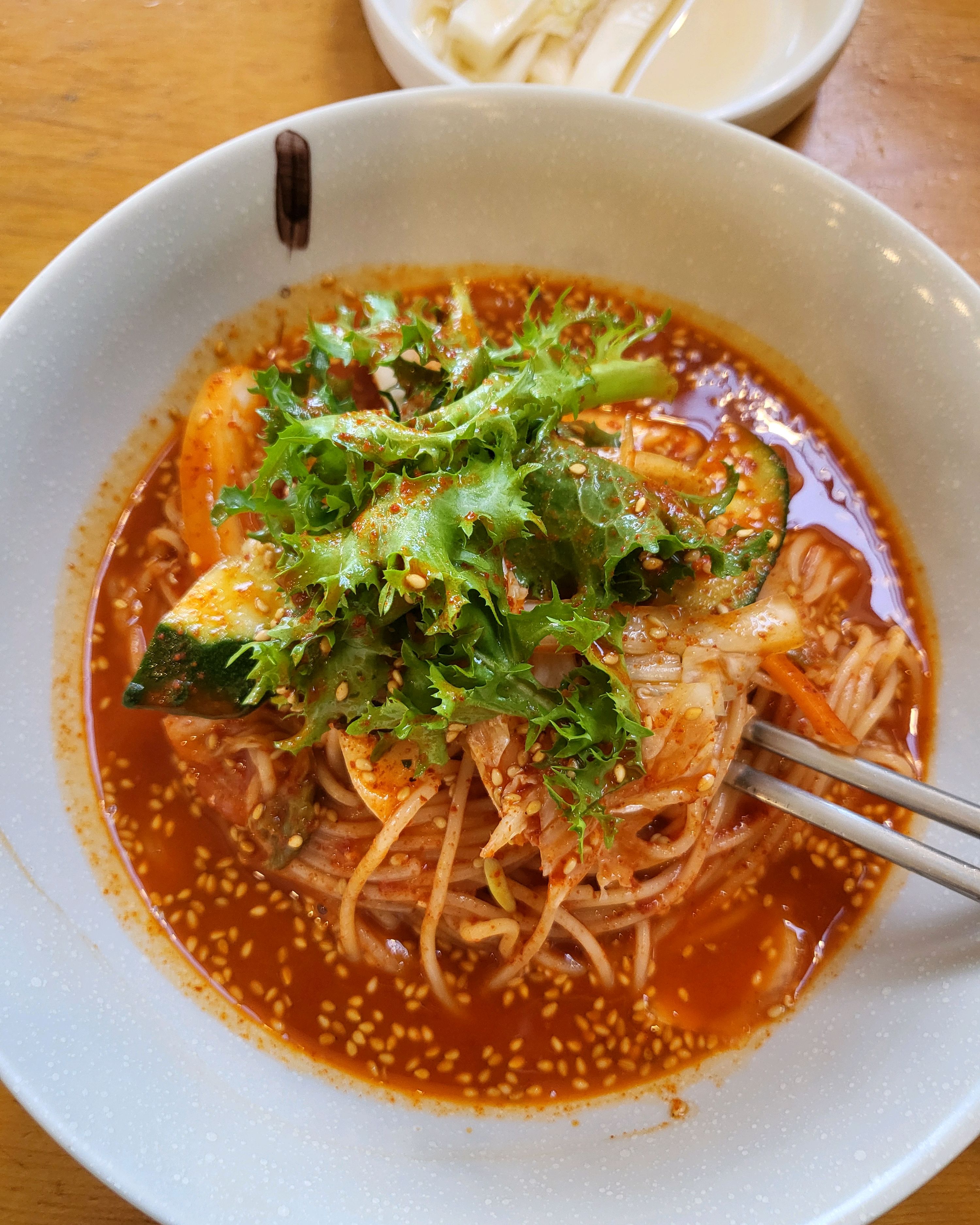 비빔국수로 주문~ 들어가면 먼저 주문과 결제. 그리고나면 좌석에!! 메뉴 빨리나오고 육수는