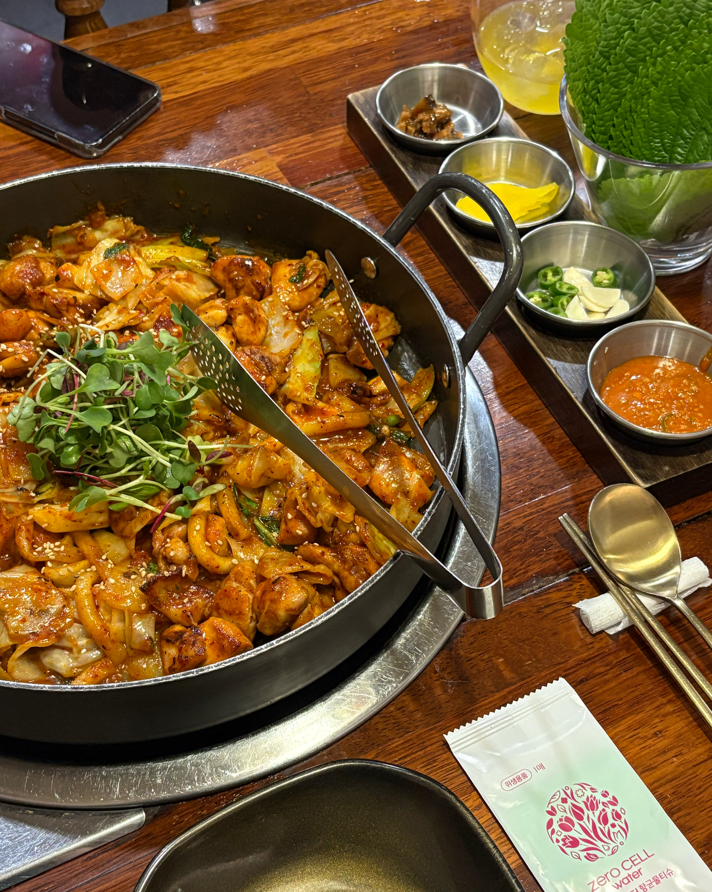 양많고 맛있다. 살짝 불맛 나서 매력적임 양배추 양파 길쭉이떡 등등 부가재료도 많고 닭도 