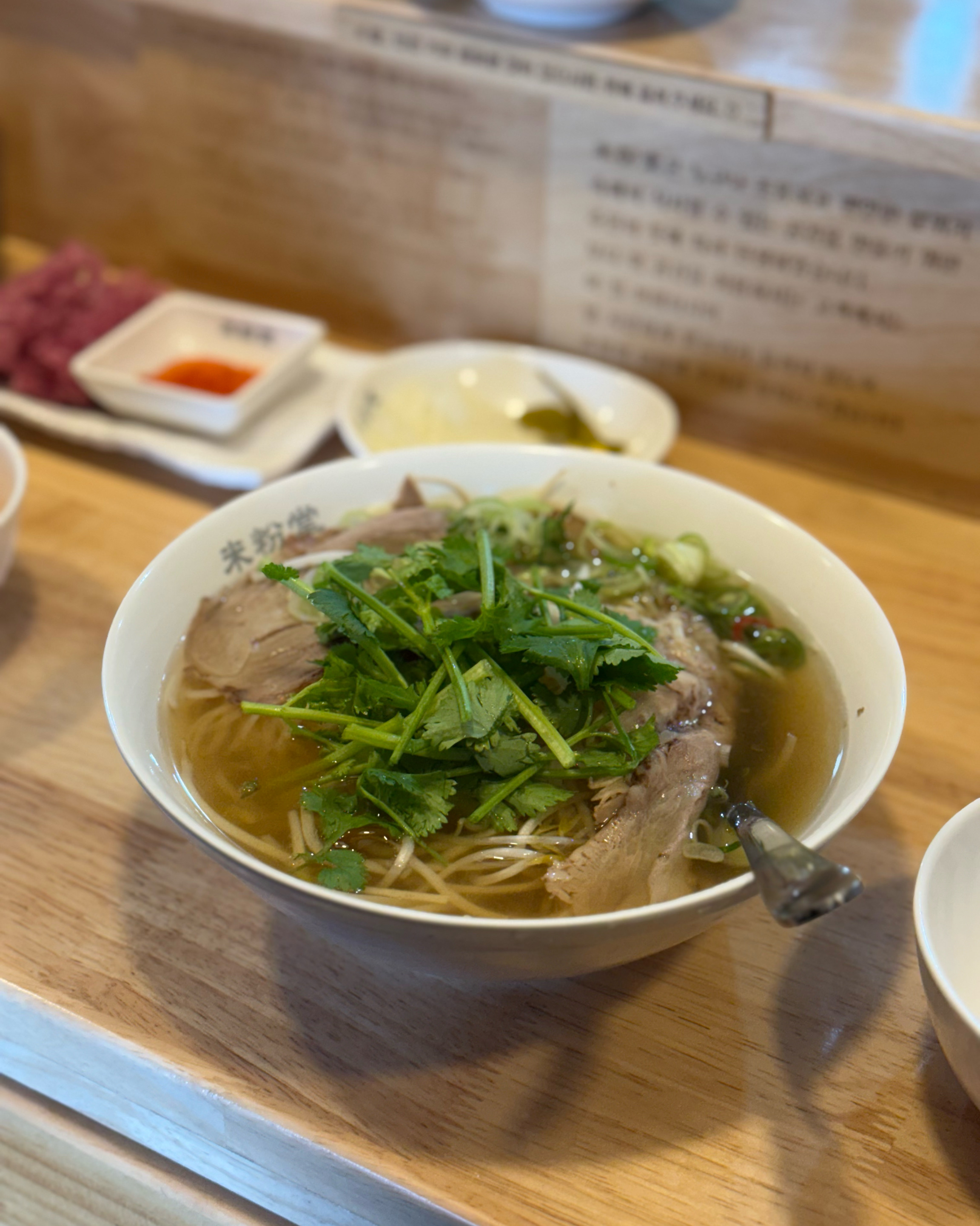 브레이크 타임에 매장 청소를 어찌나 꼼꼼히 하시는지 ! 사장님의 친절함에 반하고 국물맛에 