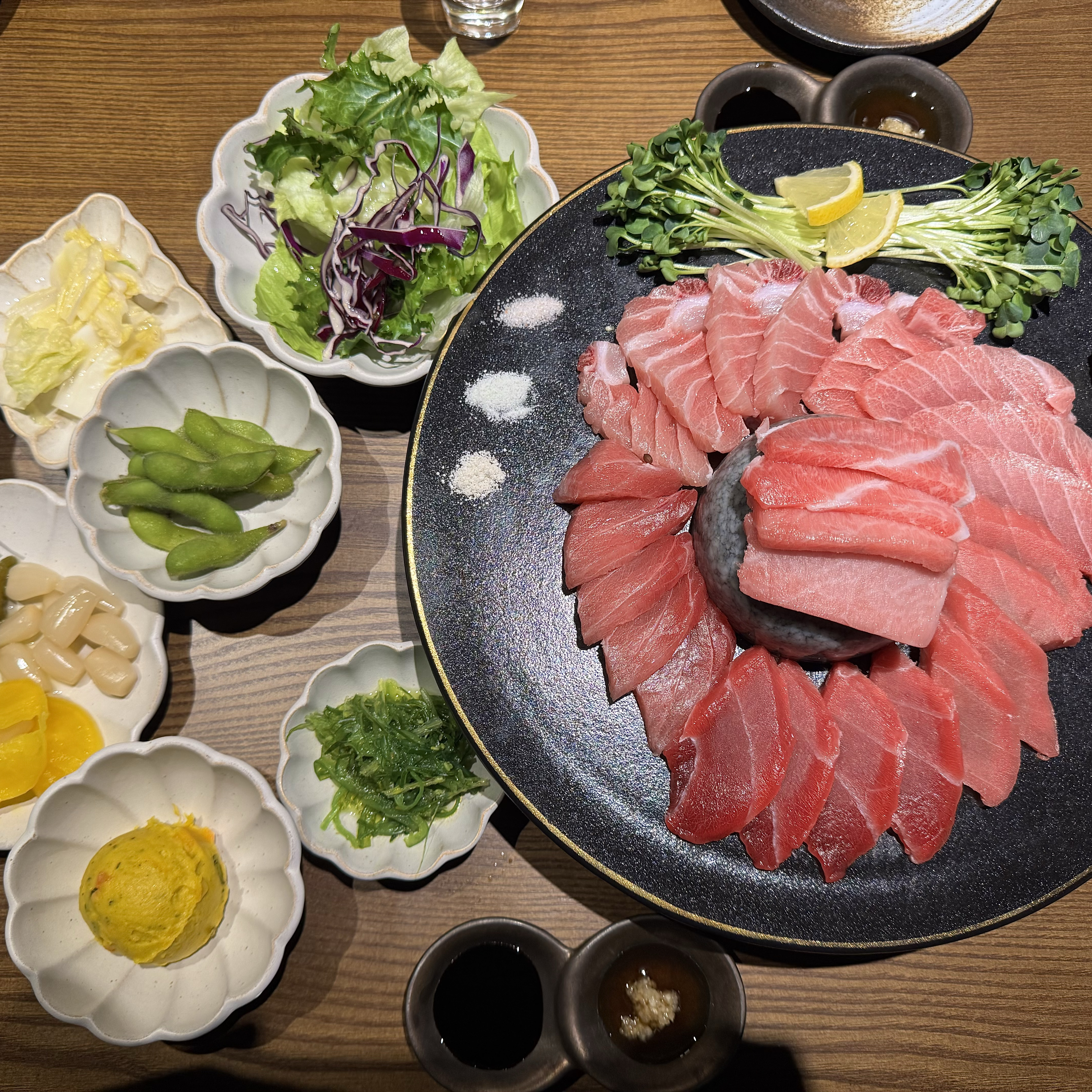 참치가 신선해서 맛있었어요 ㅎㅎ 접시들도 이뻐서 딱 보자말자 음식들이 돋보여 더 맛있어 보
