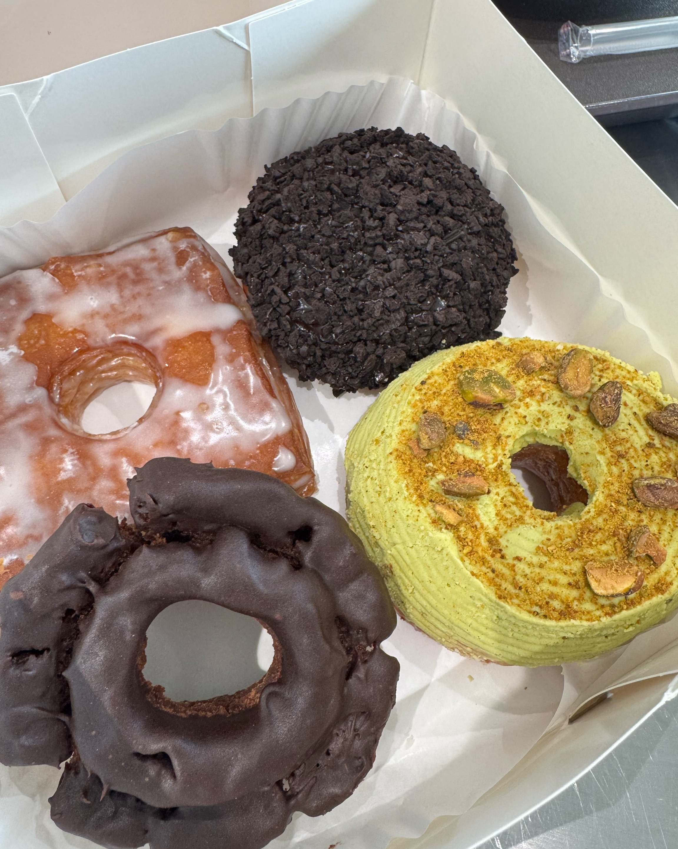 도넛도 넘 맛있고 피스타치오 좋아하시면 - 제주 맛집 랜디스도넛 애월점