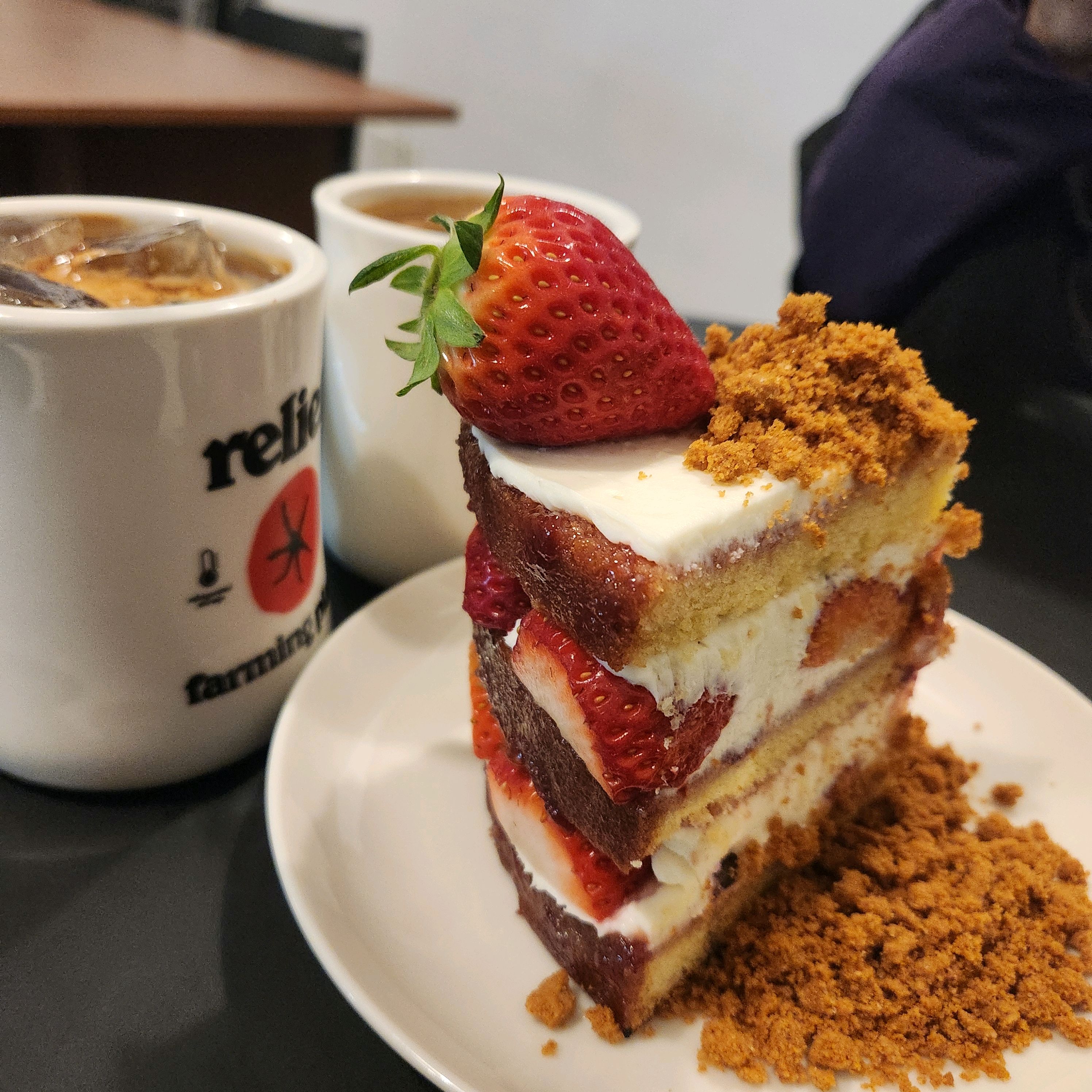 커피 맛있는 디저트카페 찾는게 쉽지 않은데. 여기는 원두 풍미가 좋아서 케이크를 더 맛있게