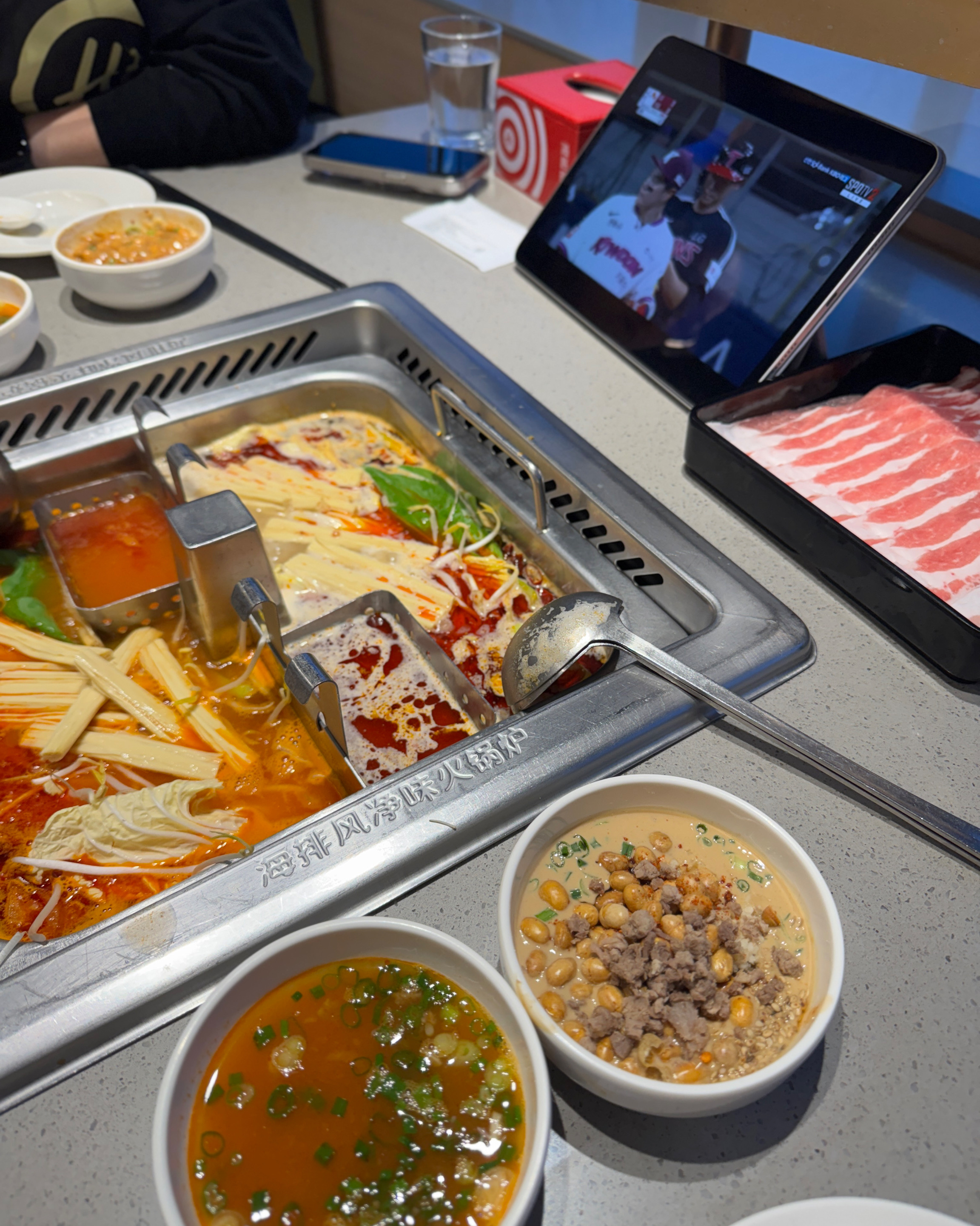 평일 저녁인데도 20분 정도 대기 시간이 있었지만 토마토탕+우유마라탕이 너무 맛있고 재료가