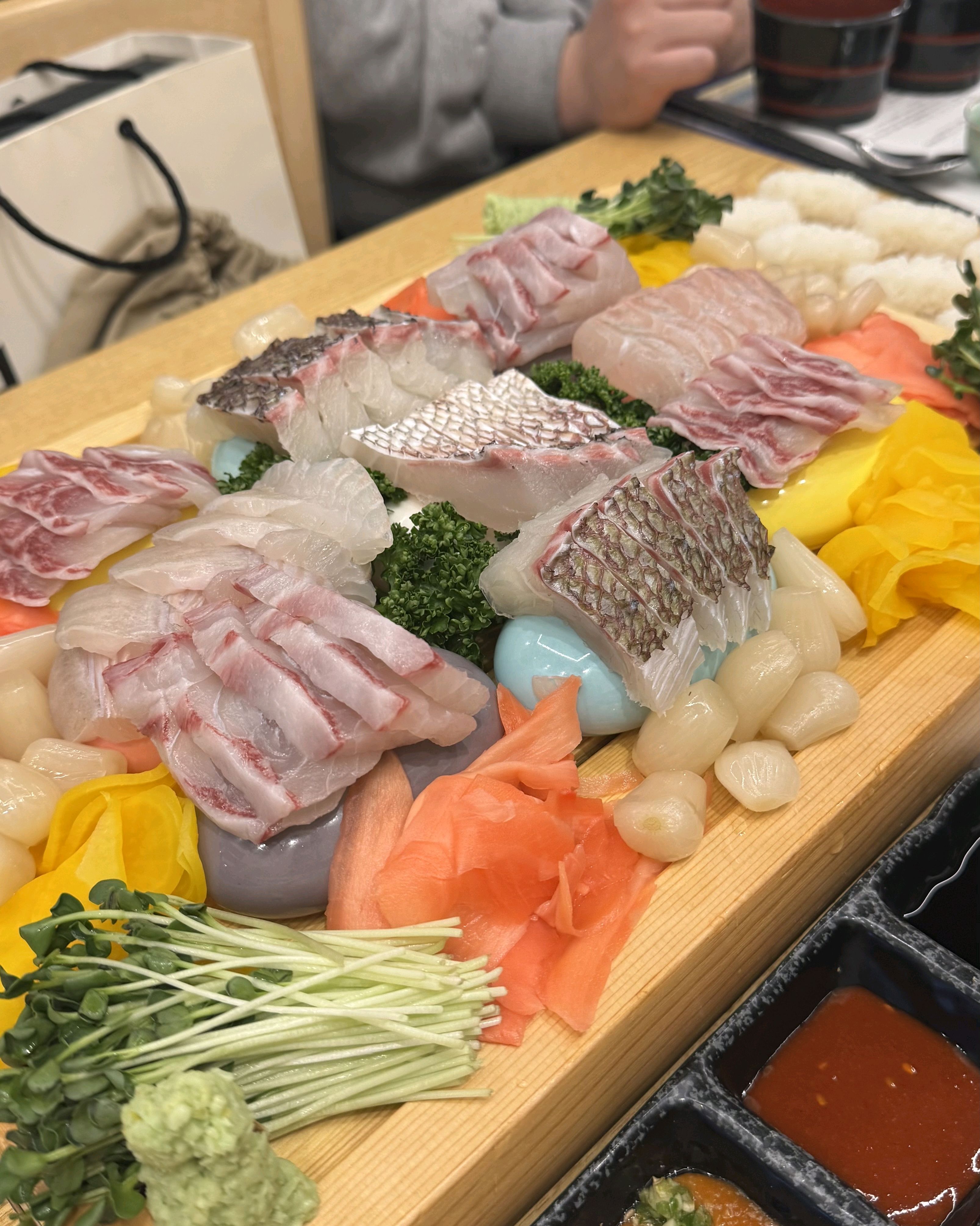 직장 동료들과 함께 맛있는 회를 마음껏 먹을 수 있어서 너무 좋았습니다!! 음식도 맛있고 