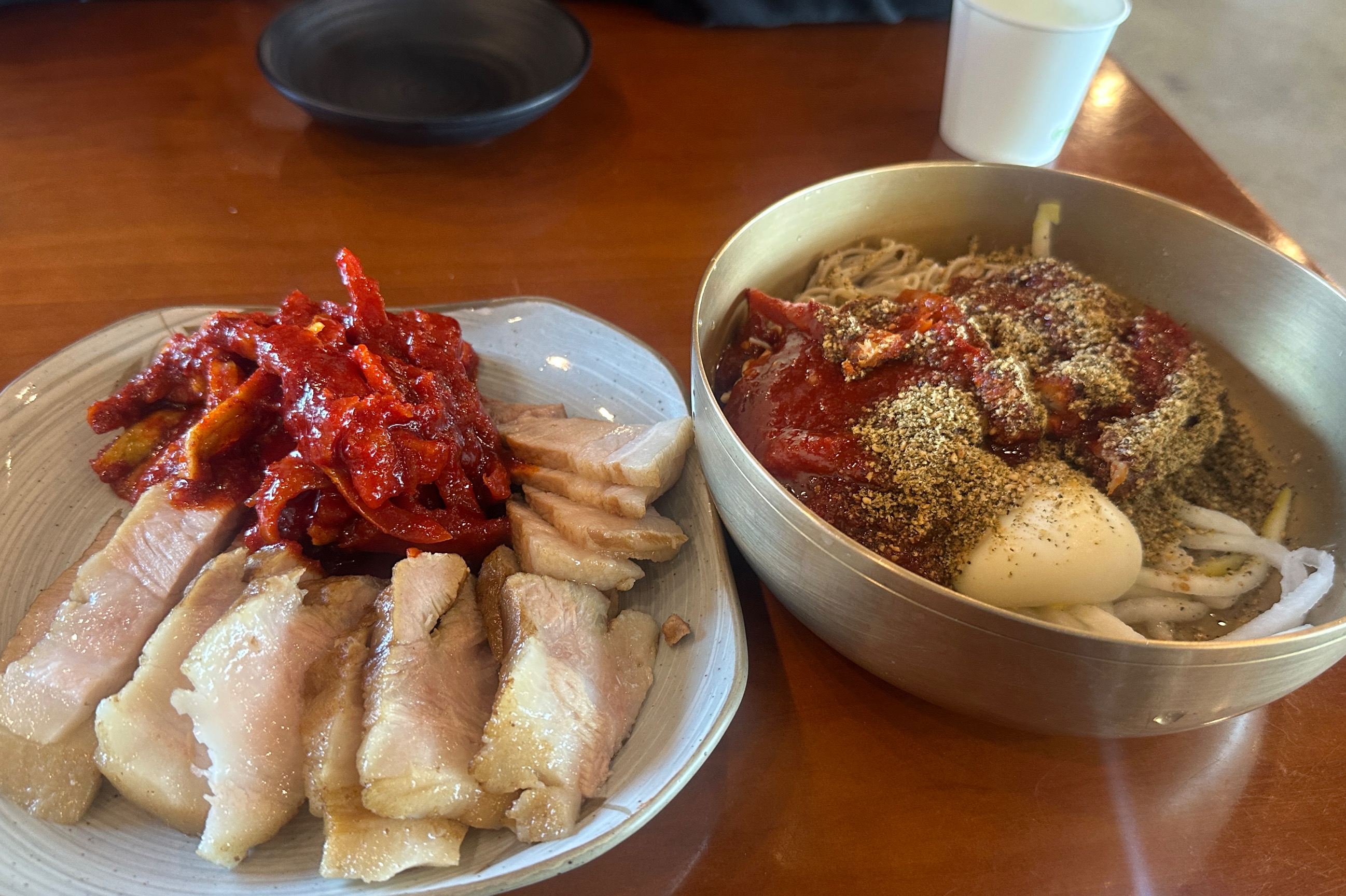 메밀면 식감이 정말 찐입니다!! 넓어서 좋아요!! 그런데도 사람이 많더라고요 맛집은 역시
