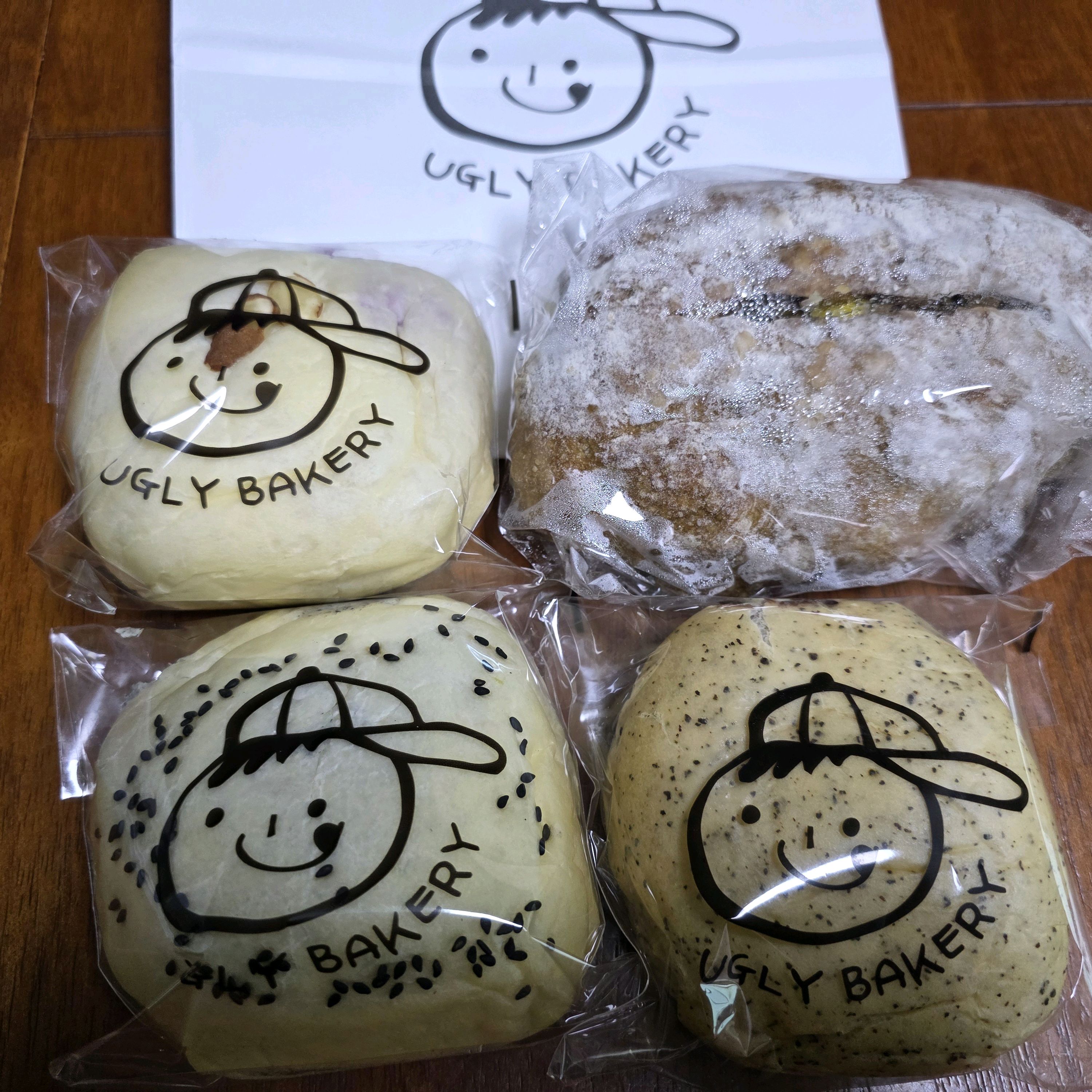 크림이 듬뿍~~ 꽉 찼다. 그런데 느끼하지 않다. 말차 크림빵 먹었는데 완죤 말차향이 입안