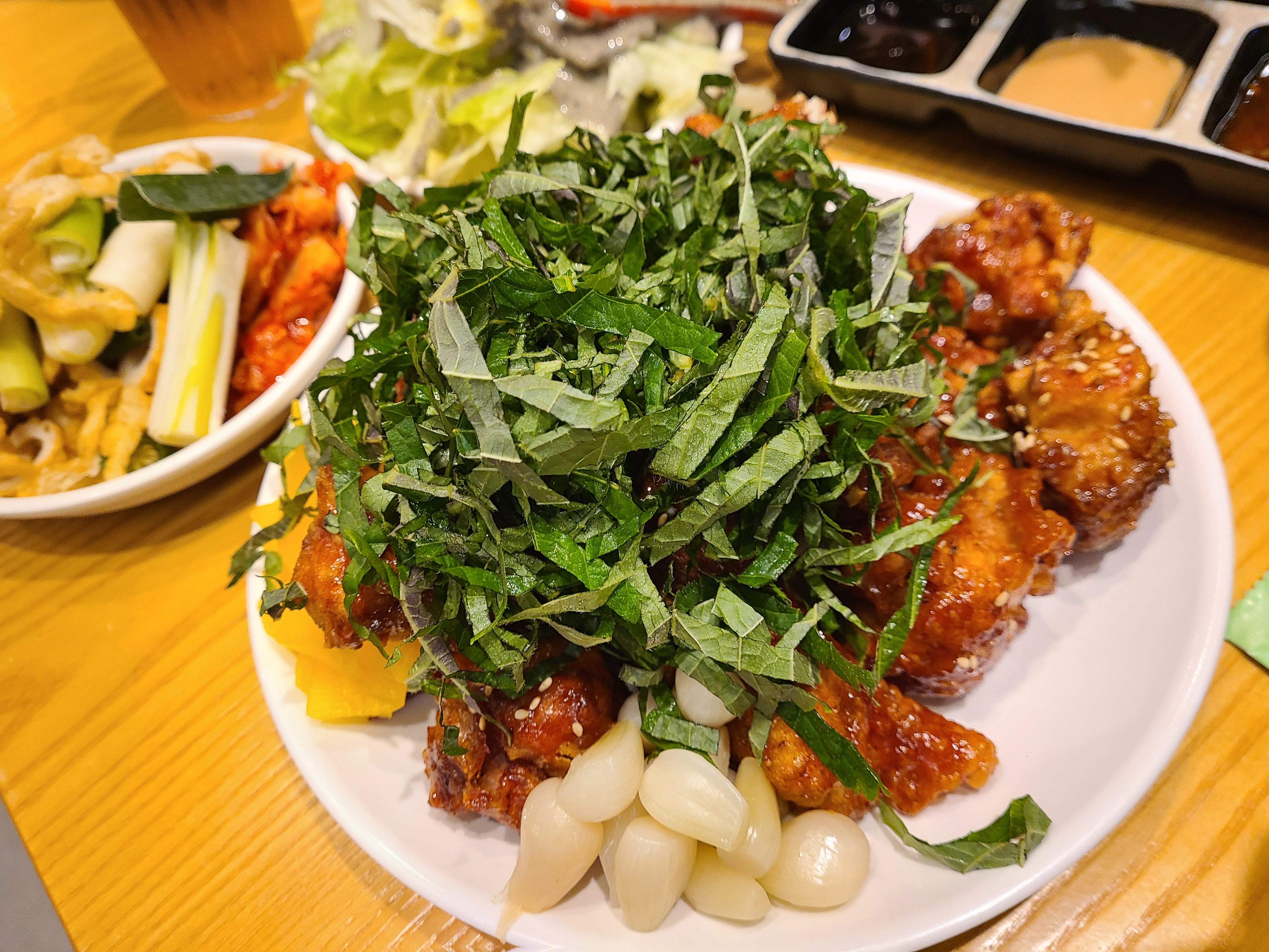 닭강정 맛집이라 닭강정 먹으러 일곱번째 방문.오늘은 세 접시를 먹음.닭강정에 깻잎을 곁들이