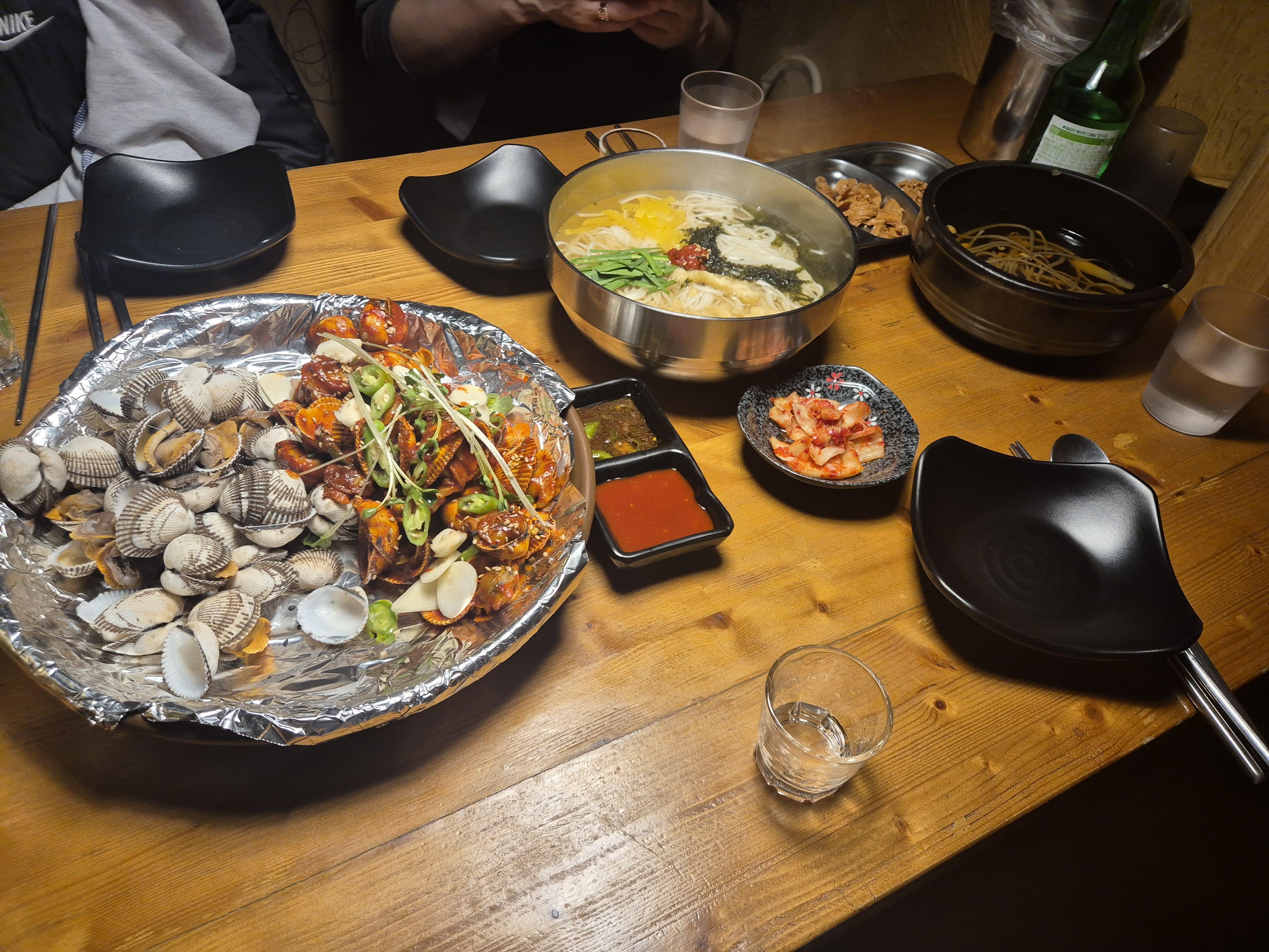 동료들이랑 2차로 왔는데 배불러도 맛있게들어가네요~~~!!!!! 술도 쭉쭉쭉 직원분도 친절
